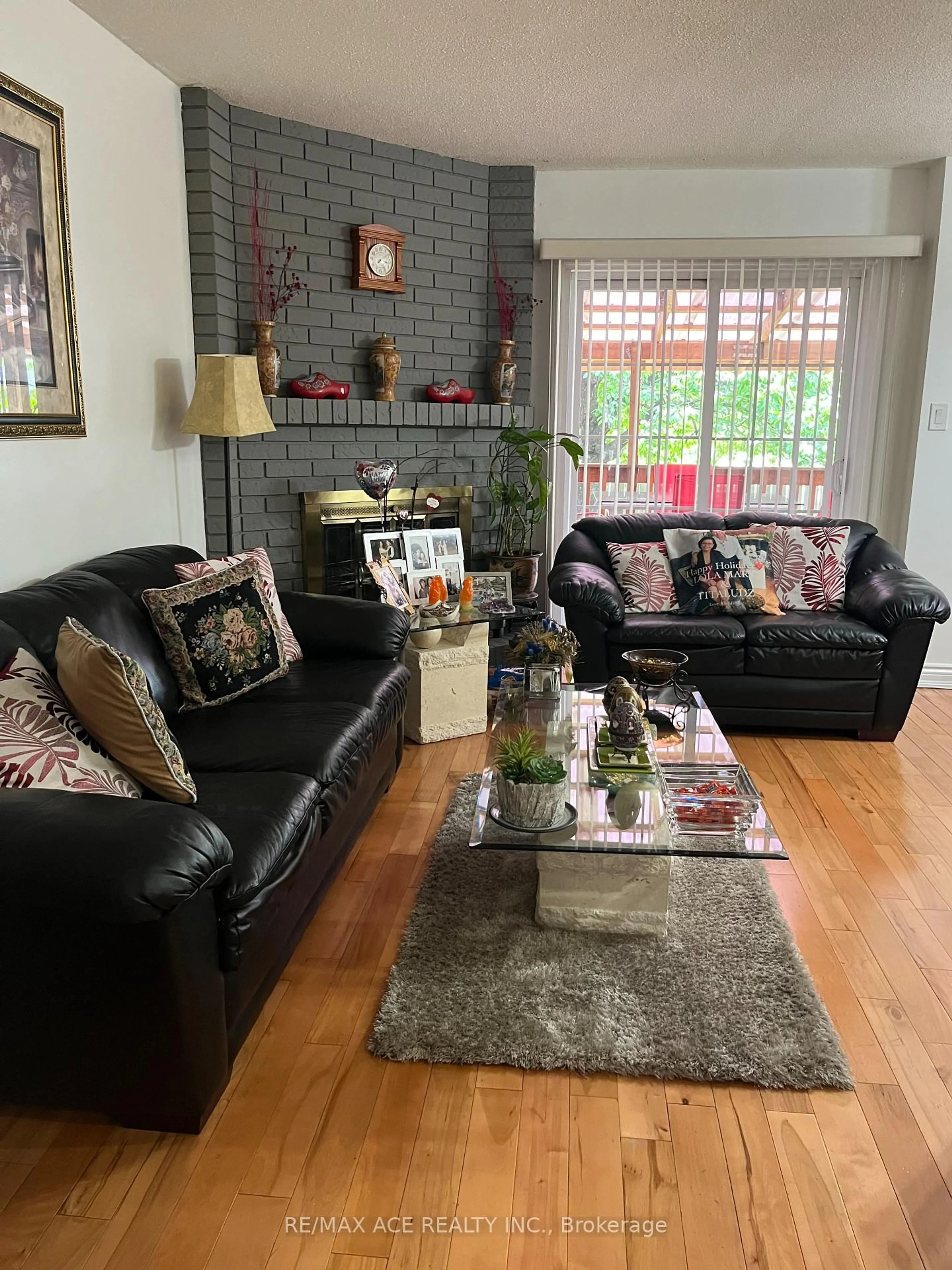 Living room with furniture, unknown for 27 Woodsview Ave, Toronto Ontario M9W 6B9