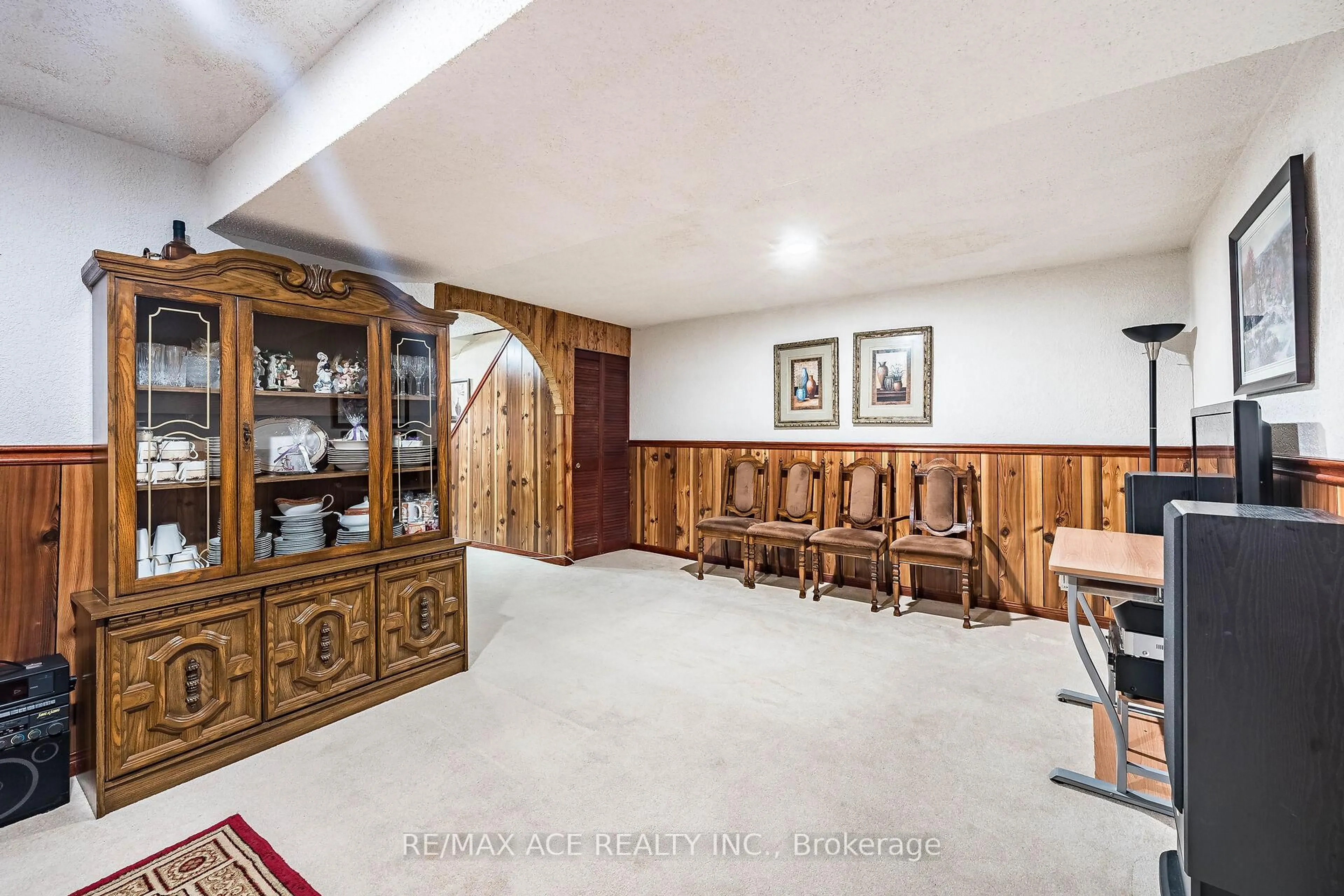 Indoor foyer for 27 Woodsview Ave, Toronto Ontario M9W 6B9