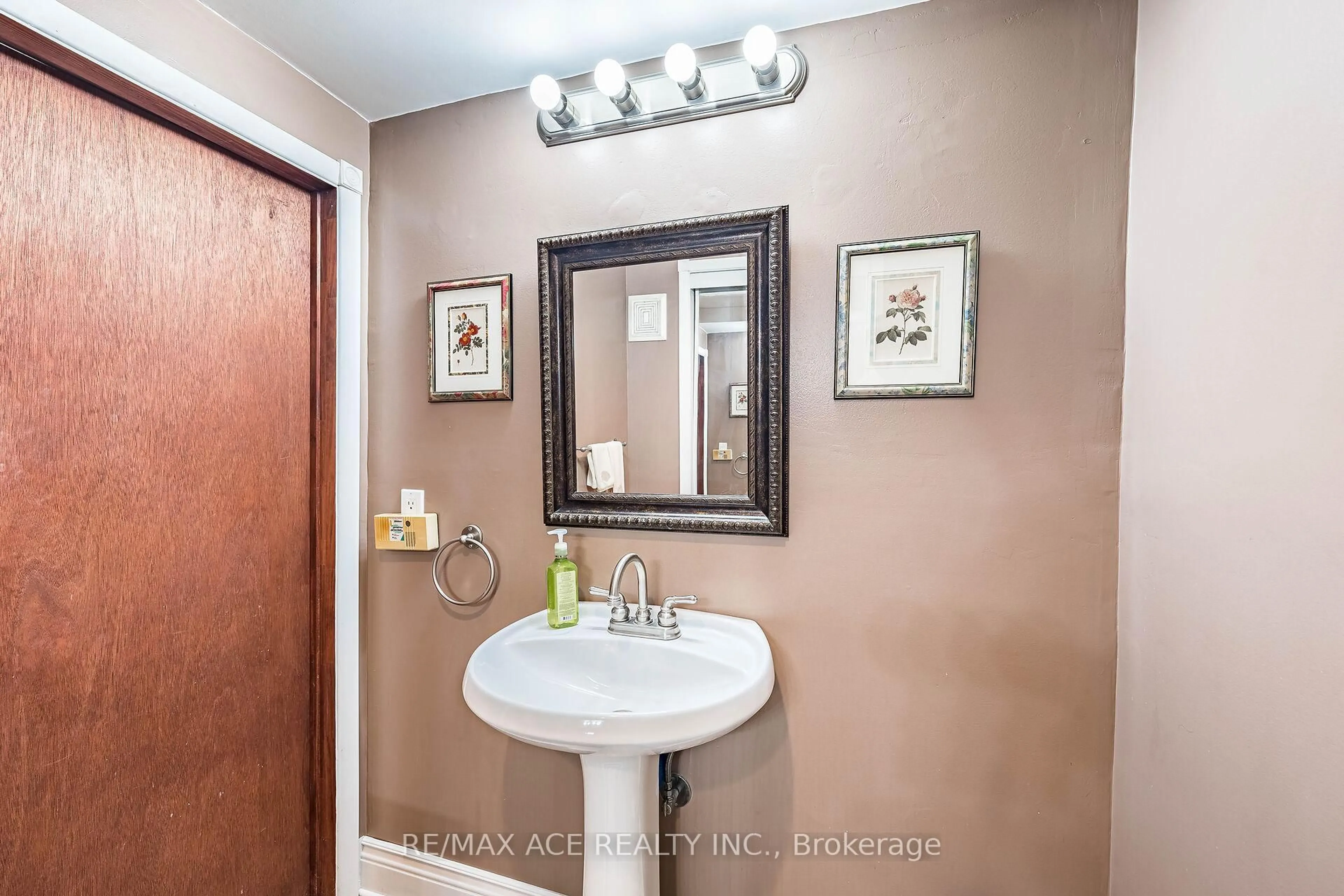 Standard bathroom, ceramic/tile floor for 27 Woodsview Ave, Toronto Ontario M9W 6B9