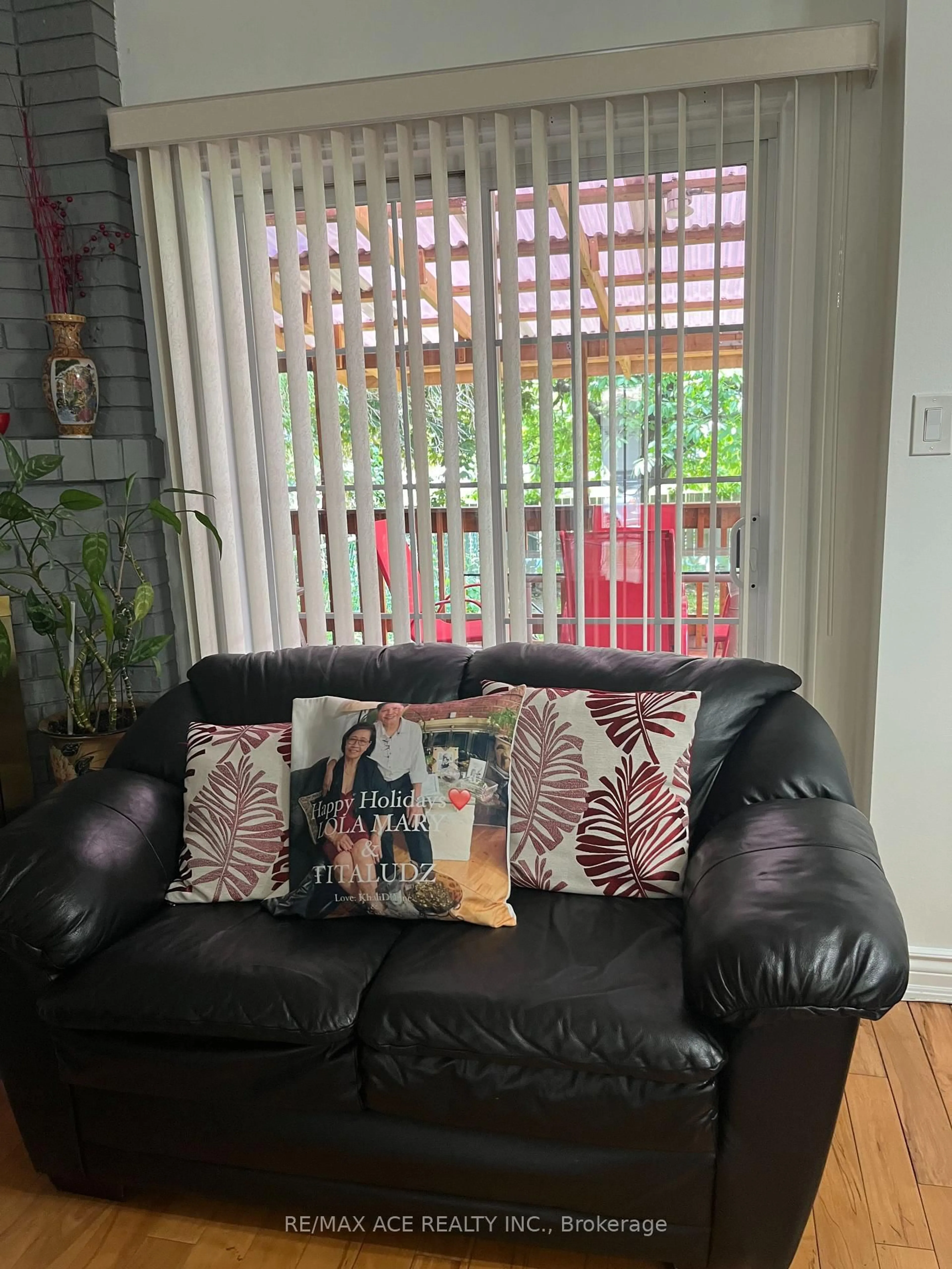 Living room with furniture, unknown for 27 Woodsview Ave, Toronto Ontario M9W 6B9