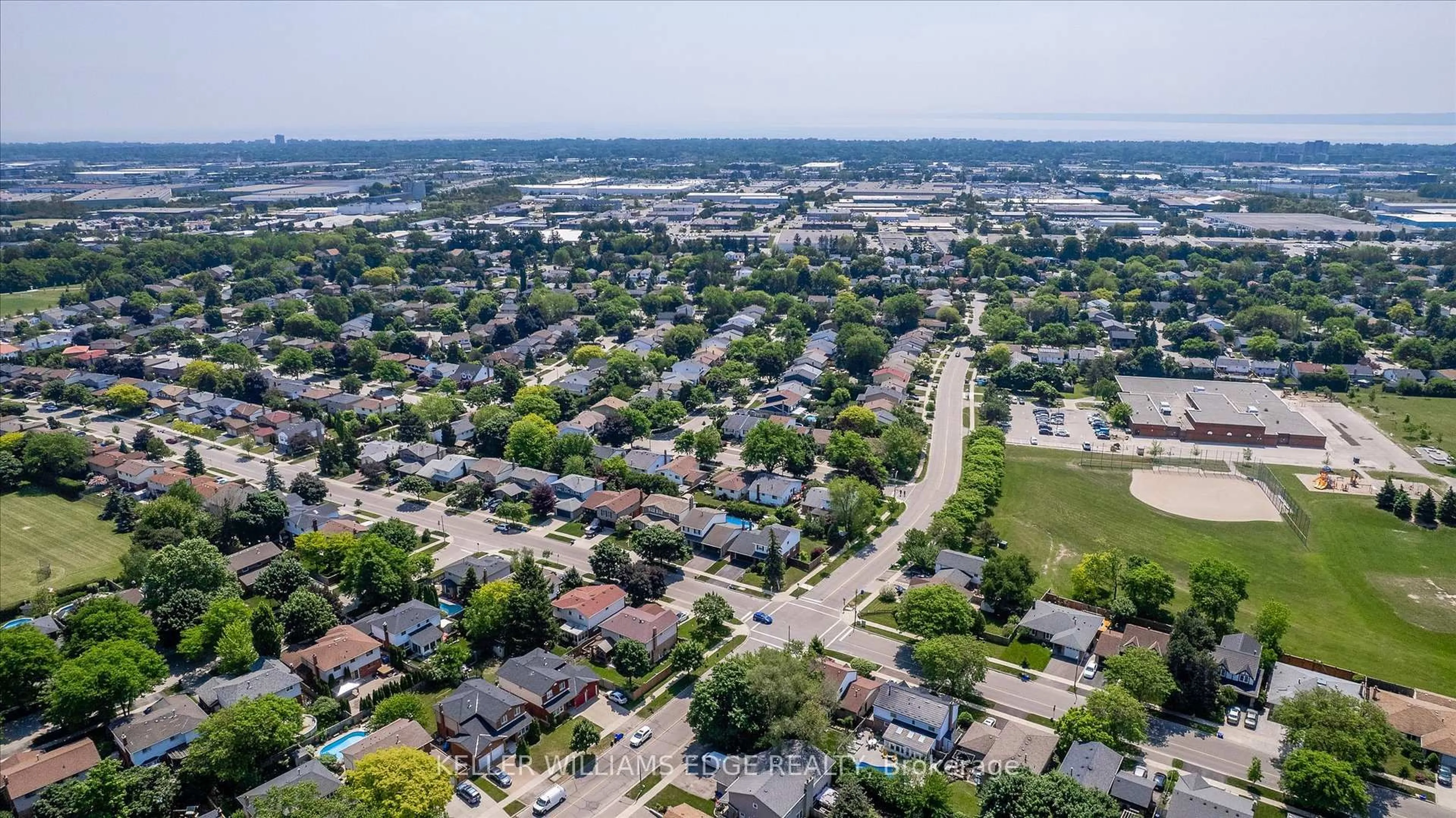 A pic from outside/outdoor area/front of a property/back of a property/a pic from drone, street for 3306 Palmer Dr, Burlington Ontario L7M 1X3
