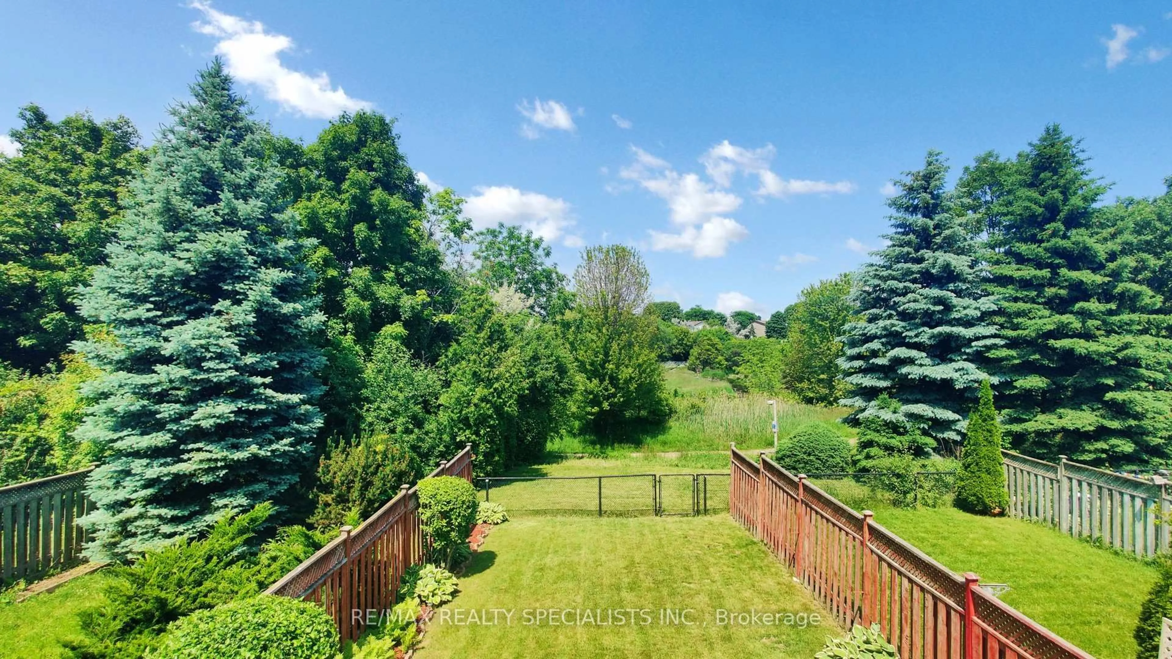 A pic from outside/outdoor area/front of a property/back of a property/a pic from drone, forest/trees view for 122 Pressed Brick Dr, Brampton Ontario L6V 4L3