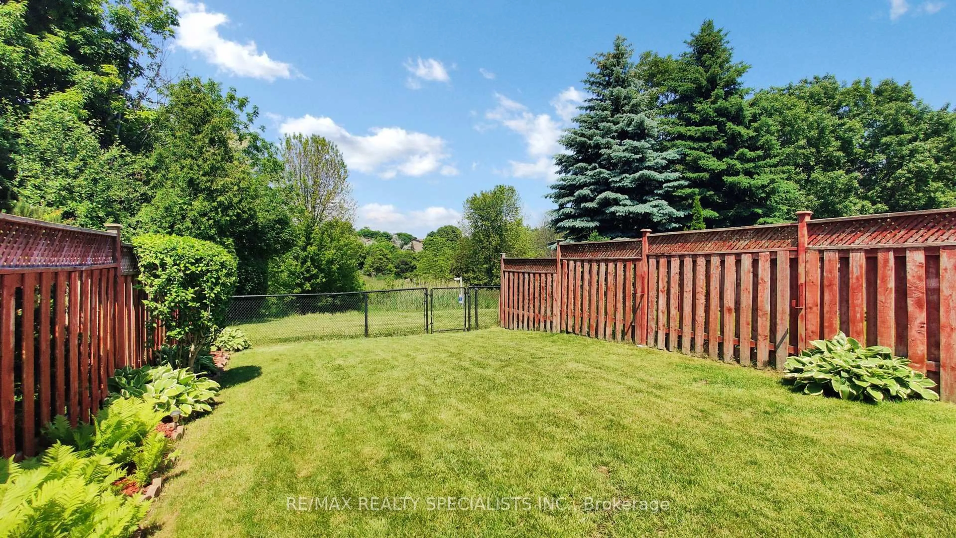 A pic from outside/outdoor area/front of a property/back of a property/a pic from drone, water/lake/river/ocean view for 122 Pressed Brick Dr, Brampton Ontario L6V 4L3