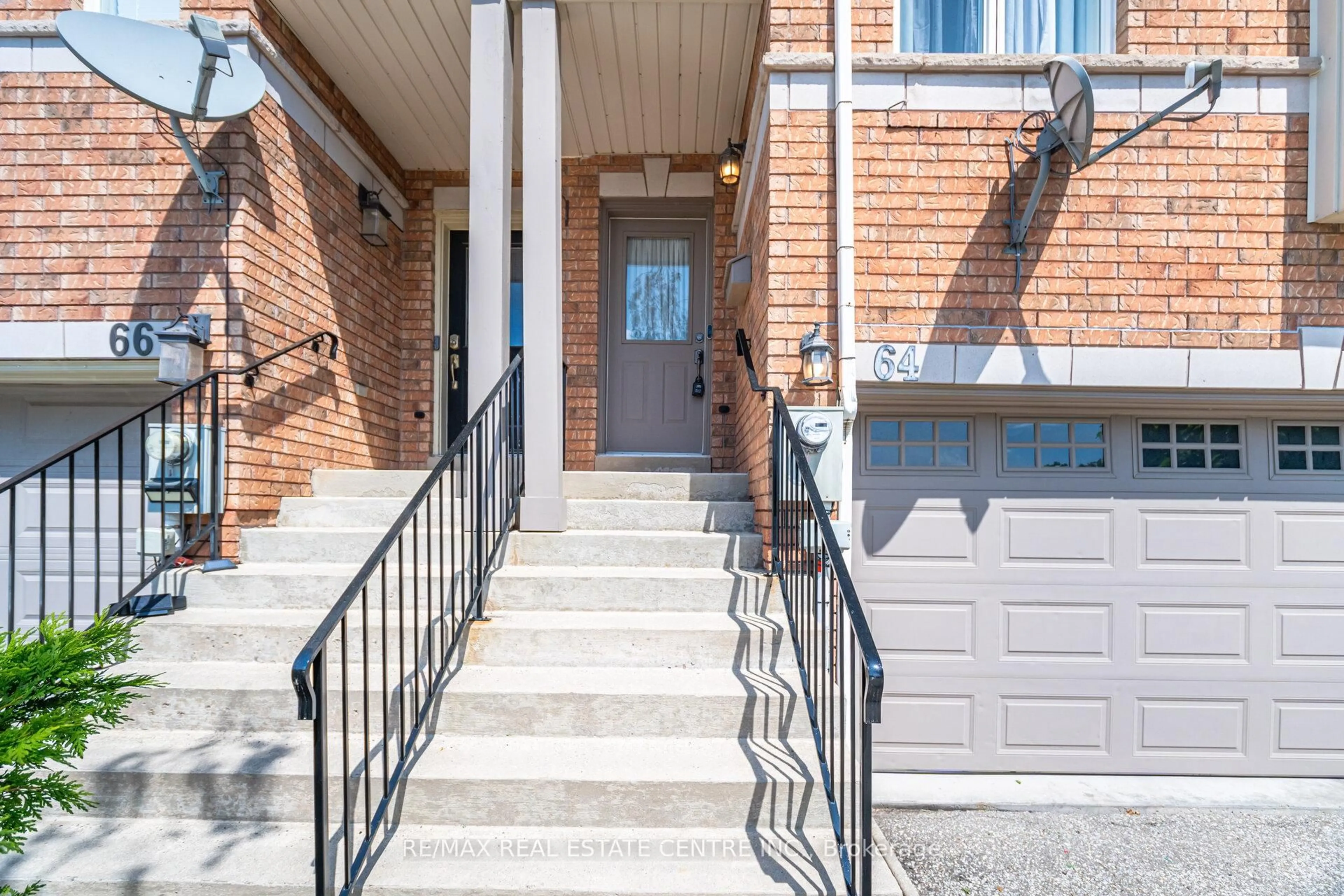 Indoor entryway for 64 Atwood Ave, Halton Hills Ontario L7G 6A1
