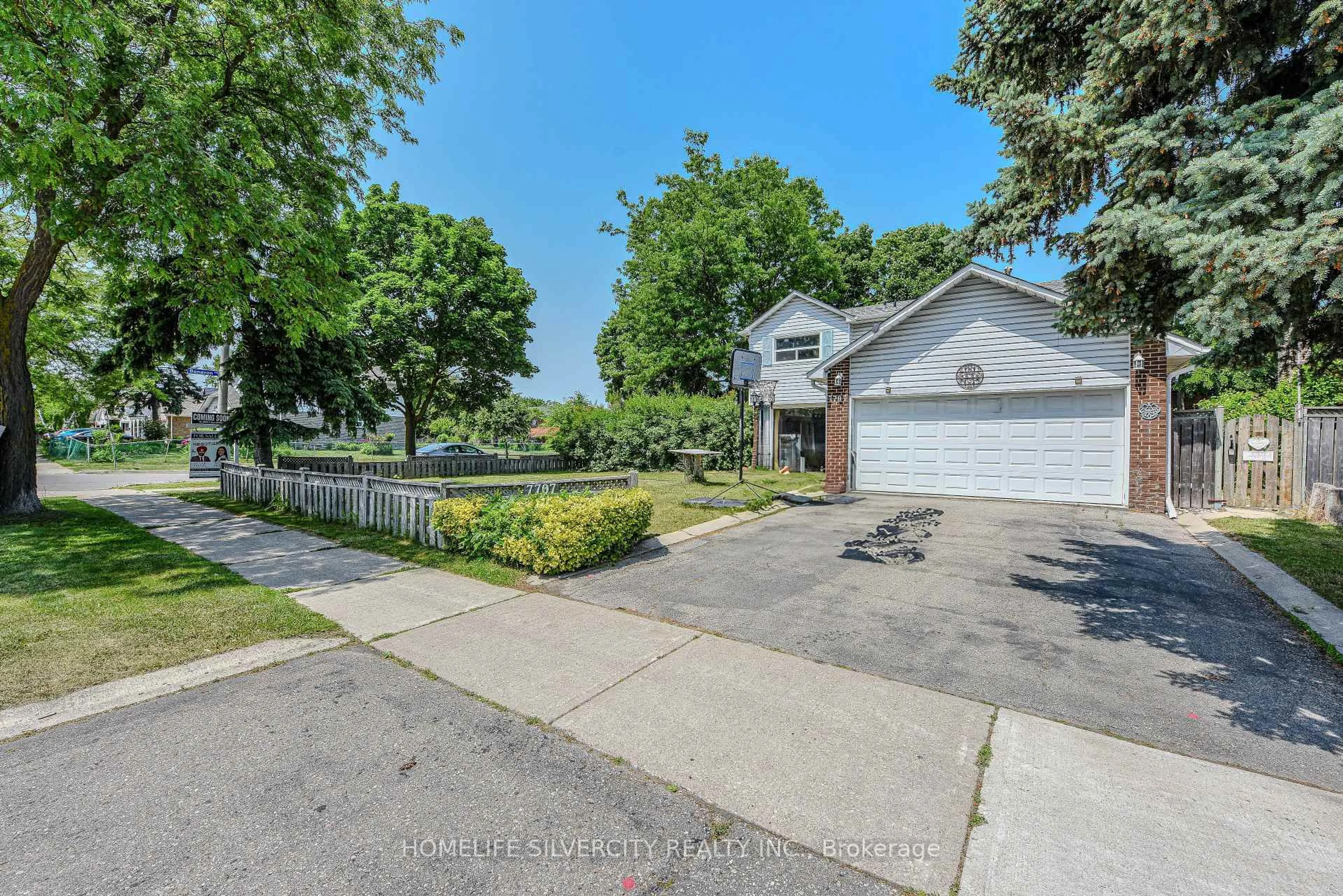 A pic from outside/outdoor area/front of a property/back of a property/a pic from drone, street for 7707 Netherwood Rd, Mississauga Ontario L4T 3H2