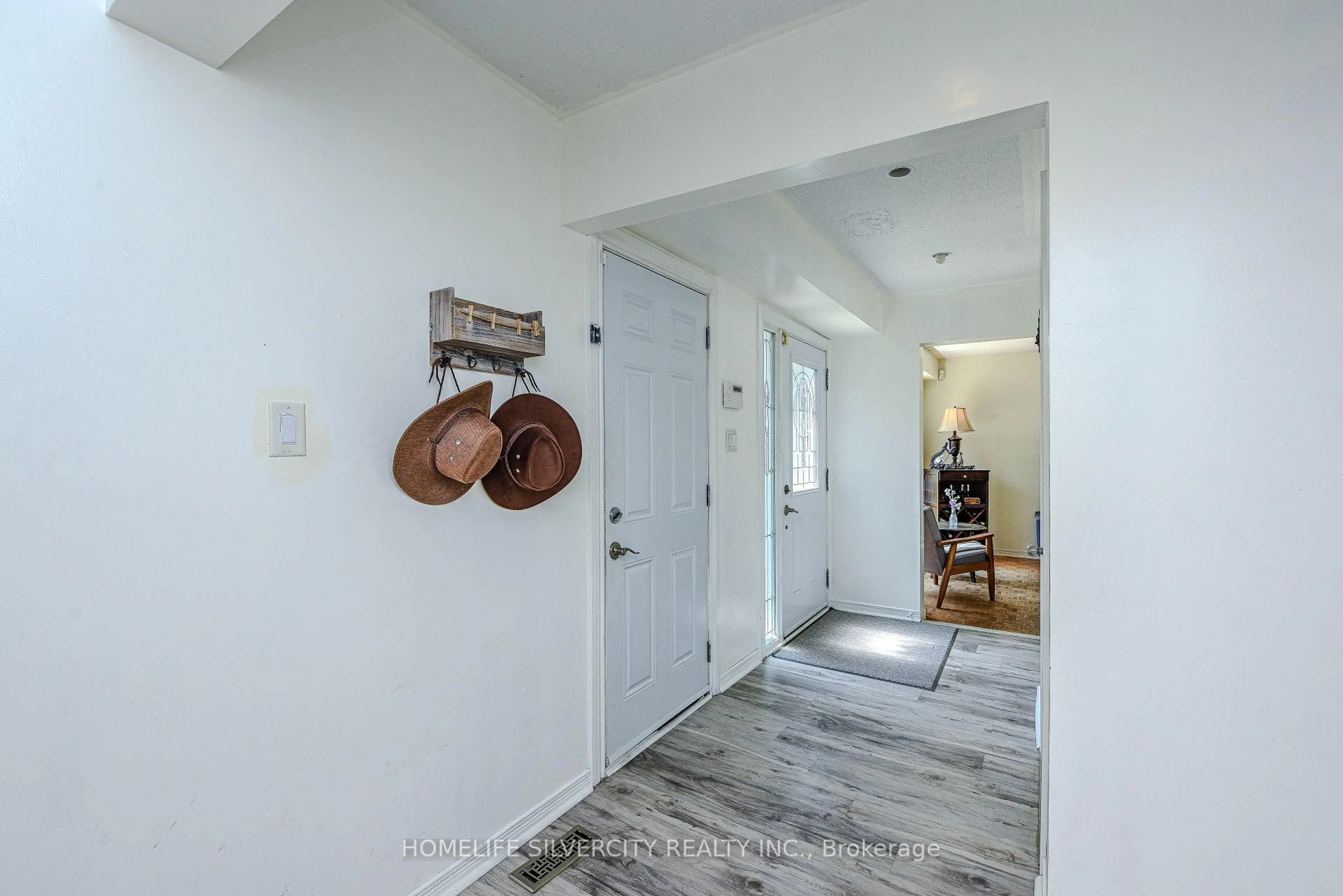 Indoor entryway for 7707 Netherwood Rd, Mississauga Ontario L4T 3H2