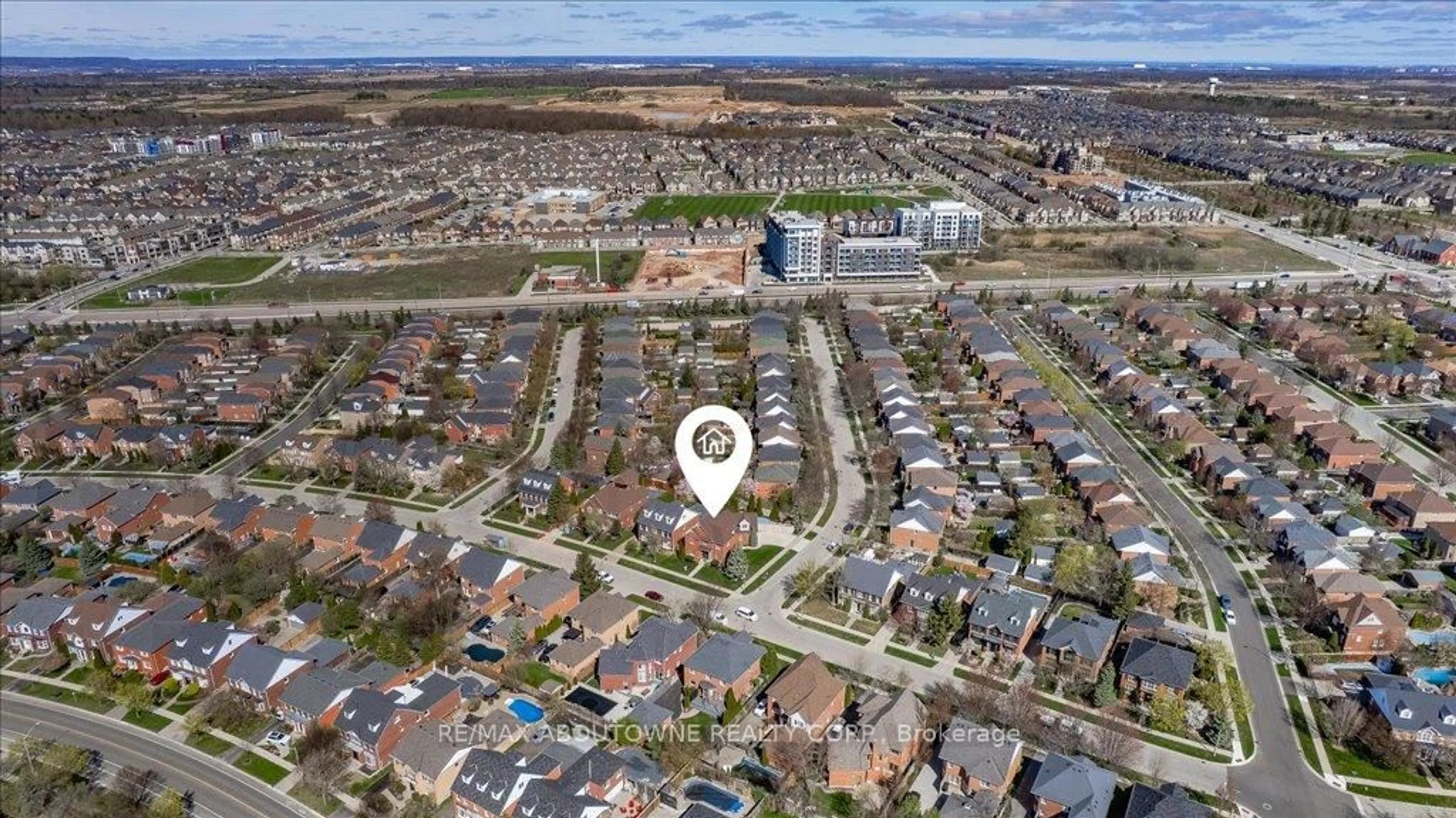 A pic from outside/outdoor area/front of a property/back of a property/a pic from drone, street for 101 Westchester Rd, Oakville Ontario L6H 6H8