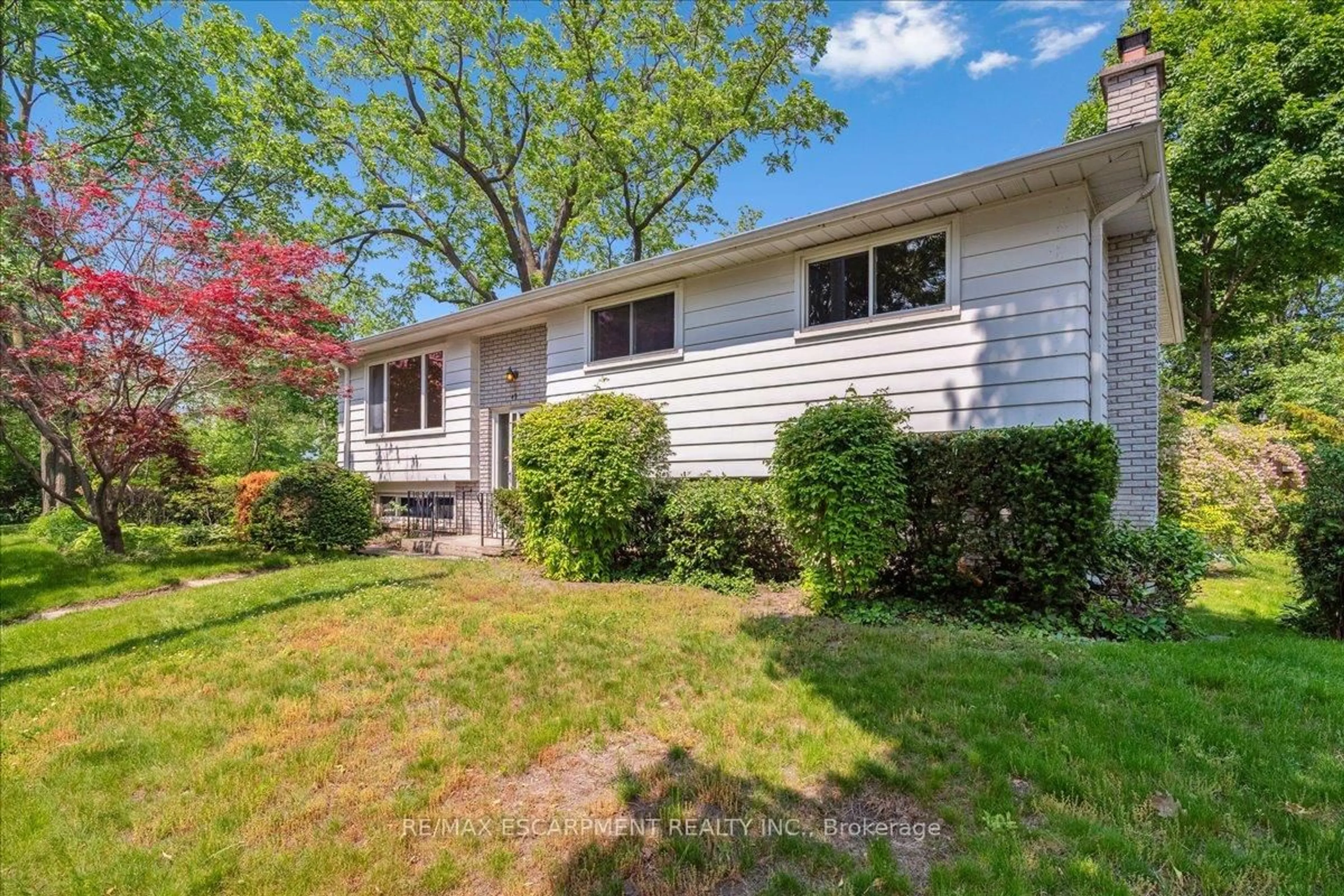 Home with vinyl exterior material, street for 49 Head St, Oakville Ontario L6K 1L4