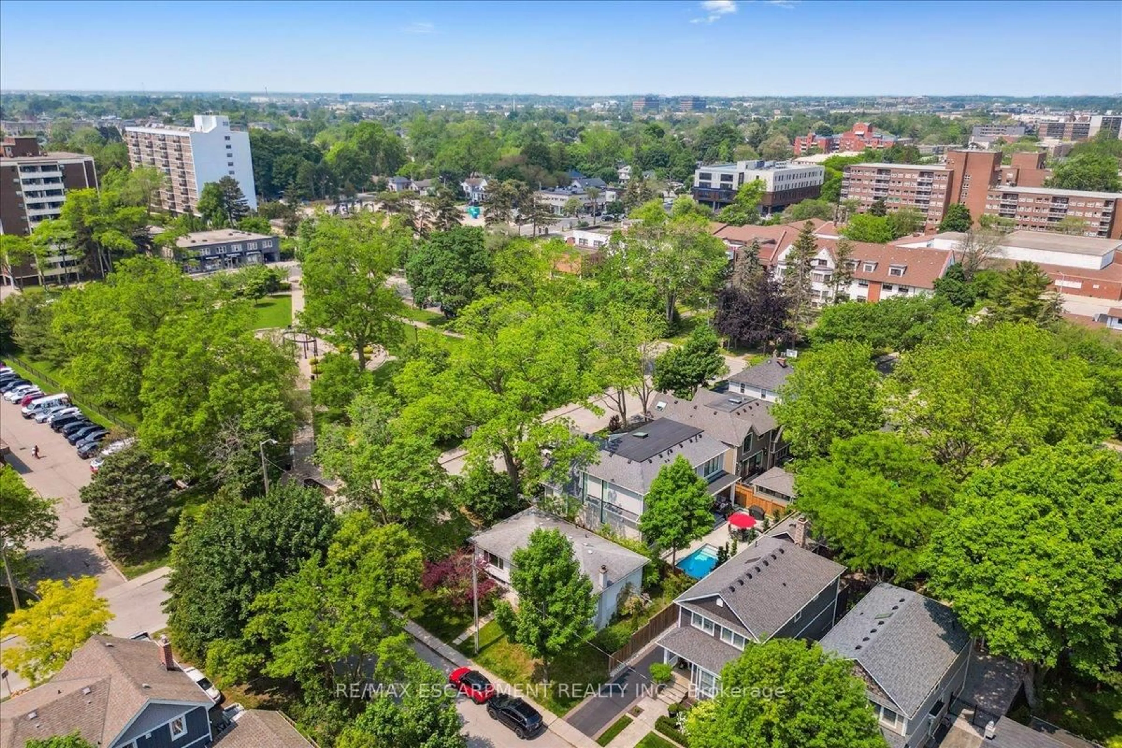A pic from outside/outdoor area/front of a property/back of a property/a pic from drone, city buildings view from balcony for 49 Head St, Oakville Ontario L6K 1L4