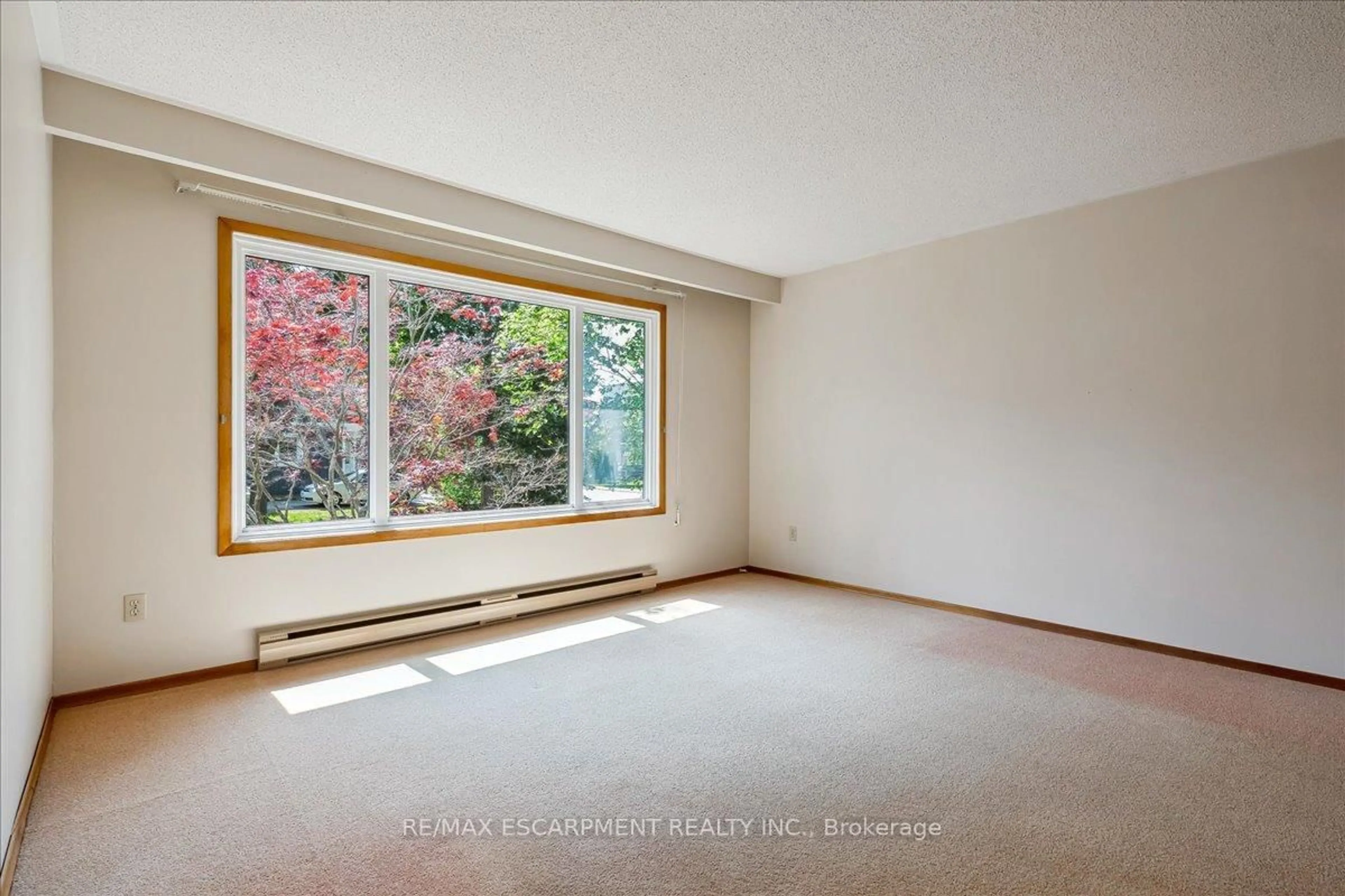 A pic of a room for 49 Head St, Oakville Ontario L6K 1L4