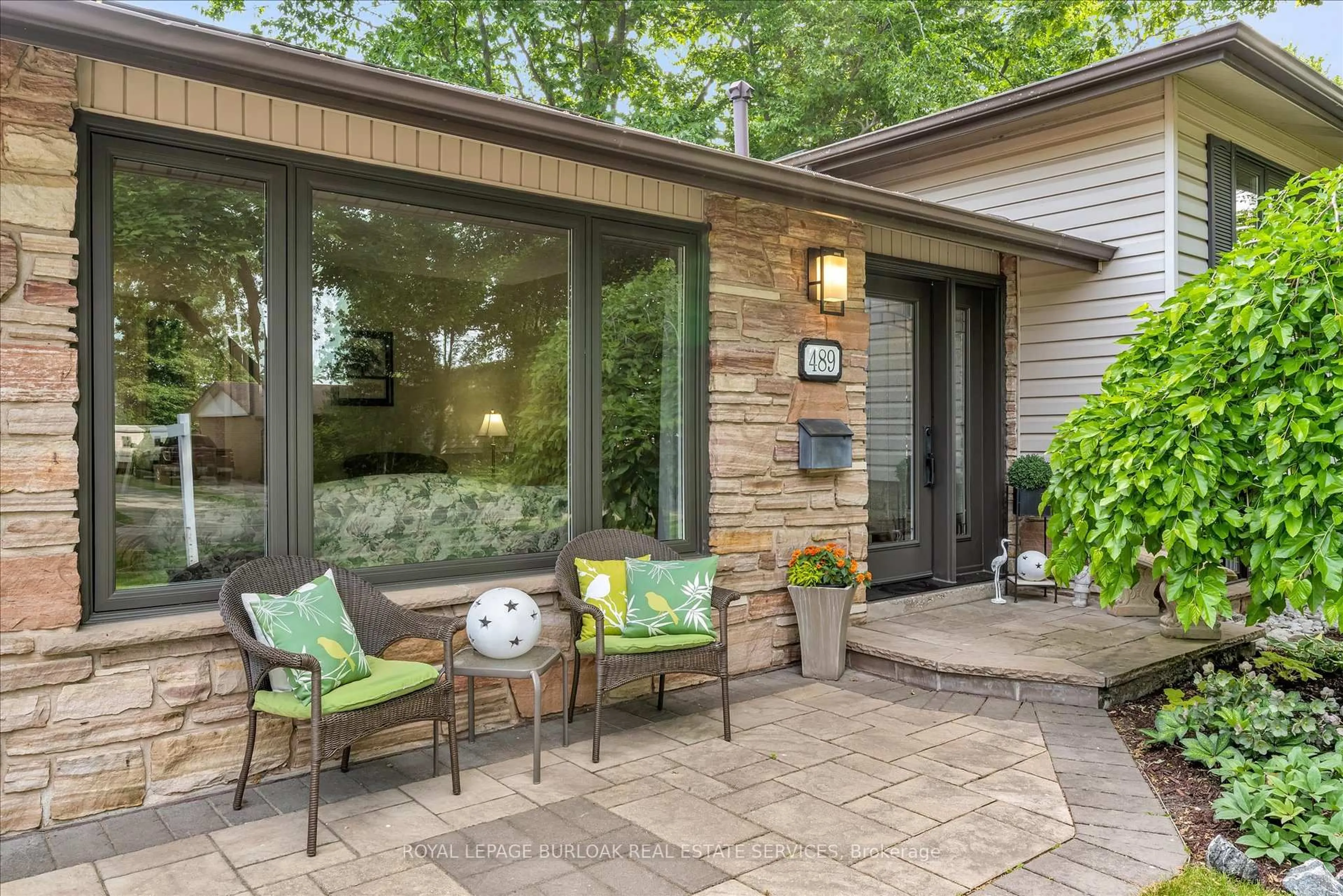 Patio, unknown for 489 Wedgewood Dr, Burlington Ontario L7L 4J1
