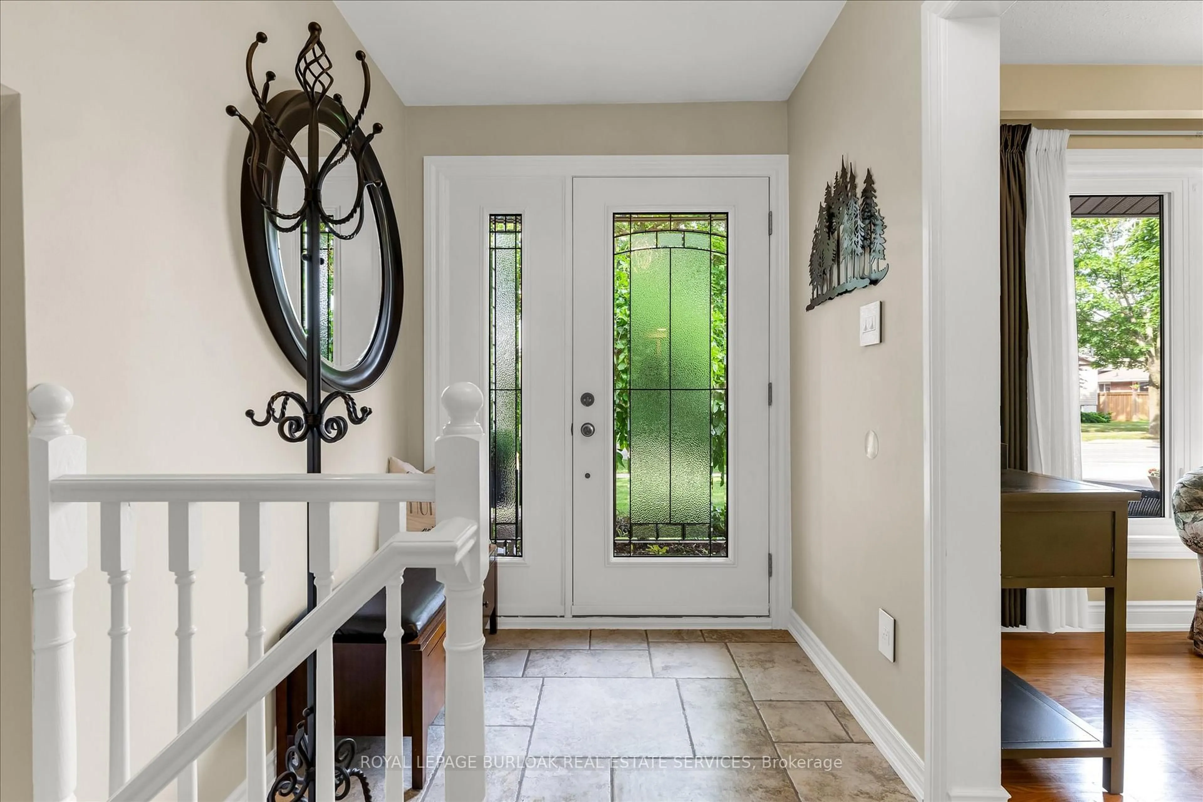 Indoor entryway for 489 Wedgewood Dr, Burlington Ontario L7L 4J1