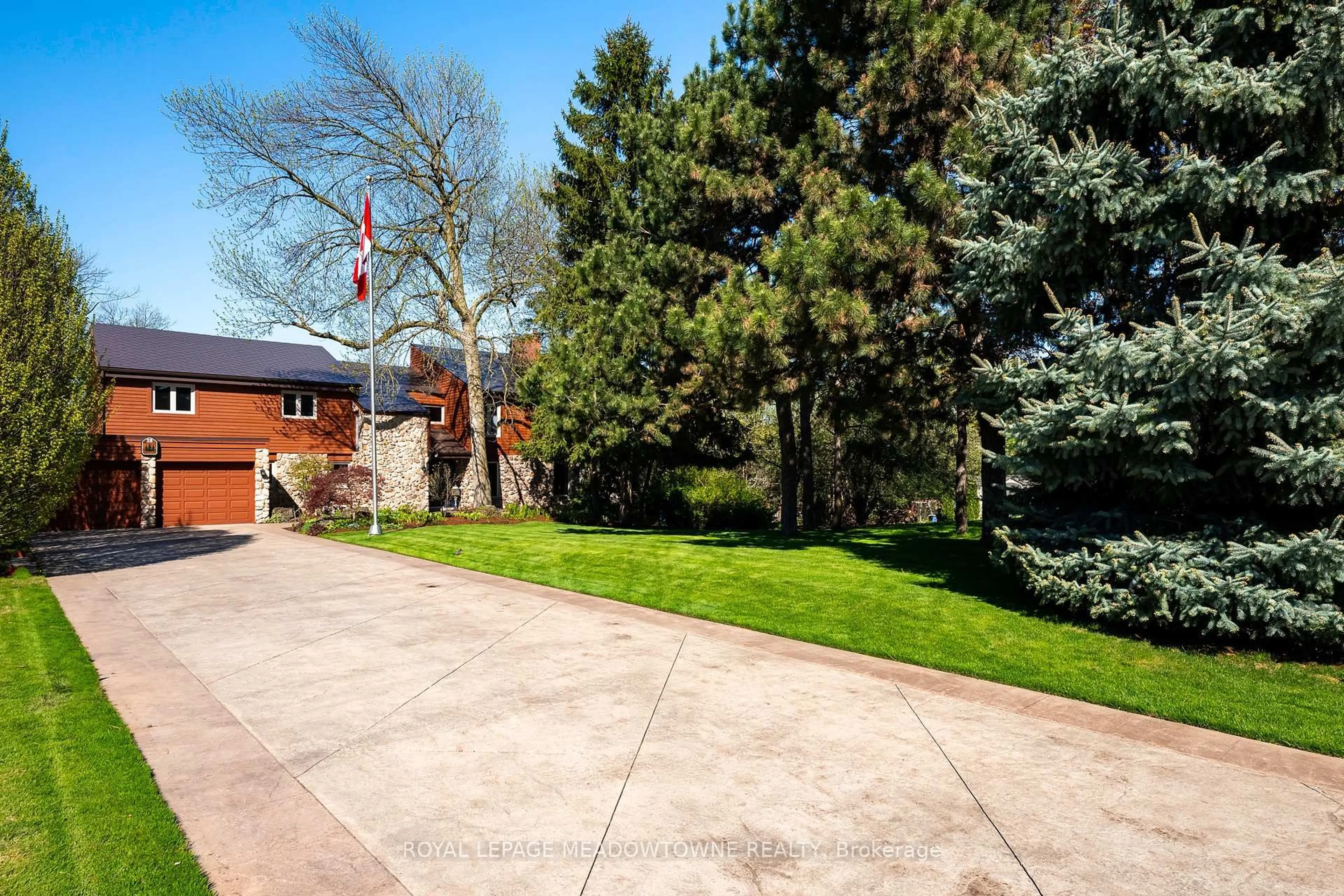 Patio, unknown for 28 Pine Tree Cres, Brampton Ontario L6W 1C8