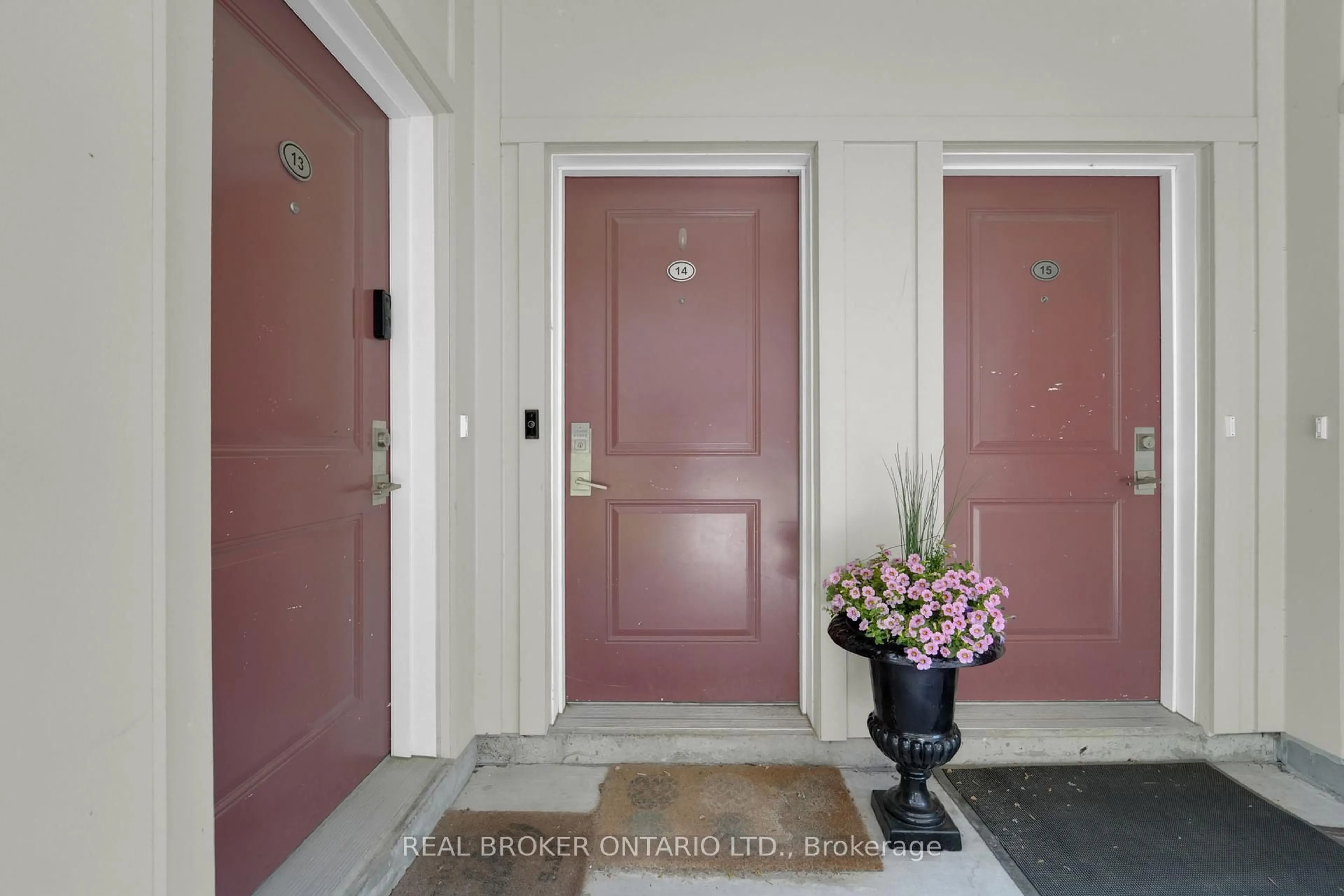 Indoor entryway for 100 Long Branch Ave #14, Toronto Ontario M8W 0C1