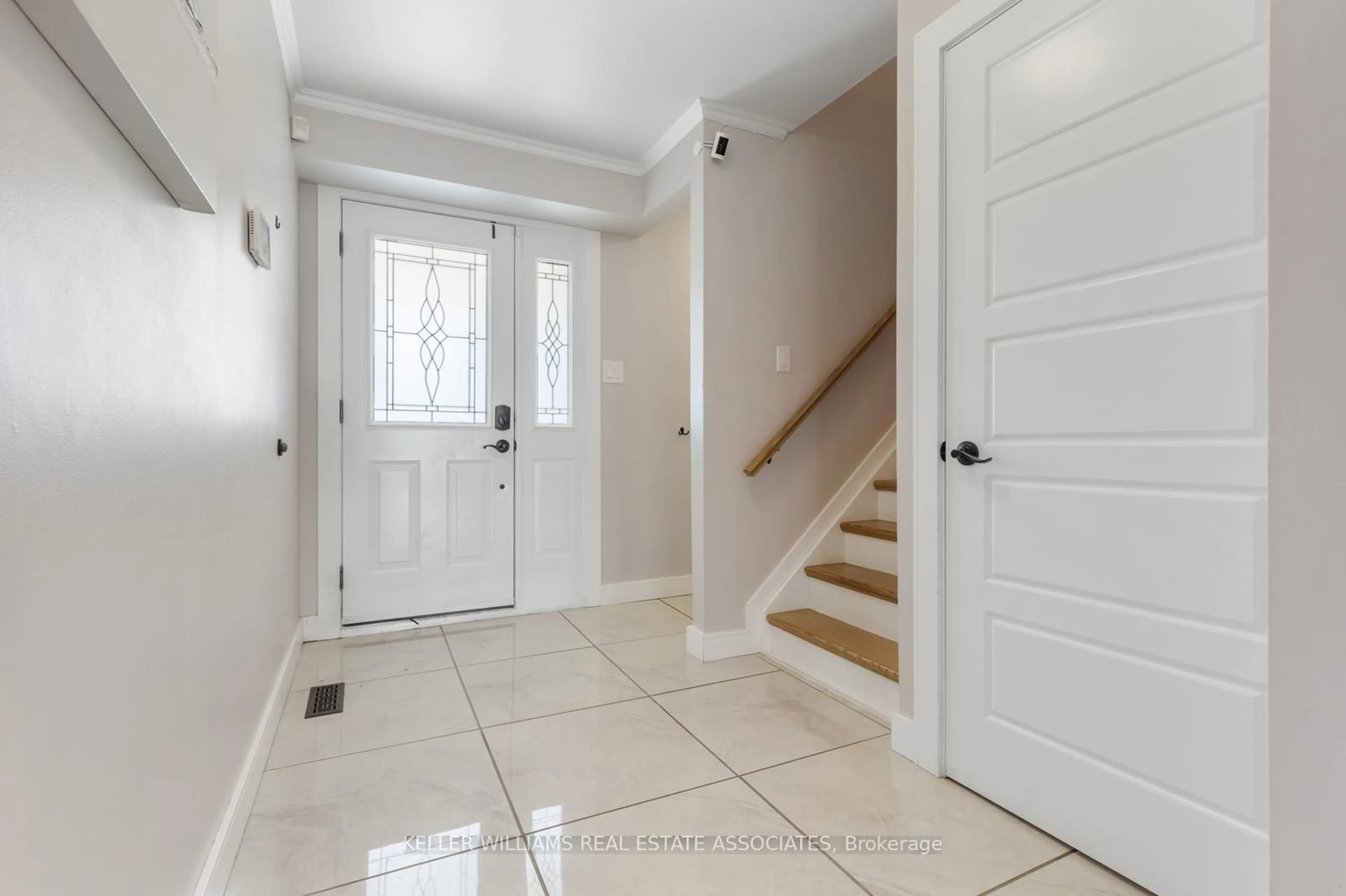 Indoor entryway for 4115 Barbican Dr, Mississauga Ontario L5L 2C4