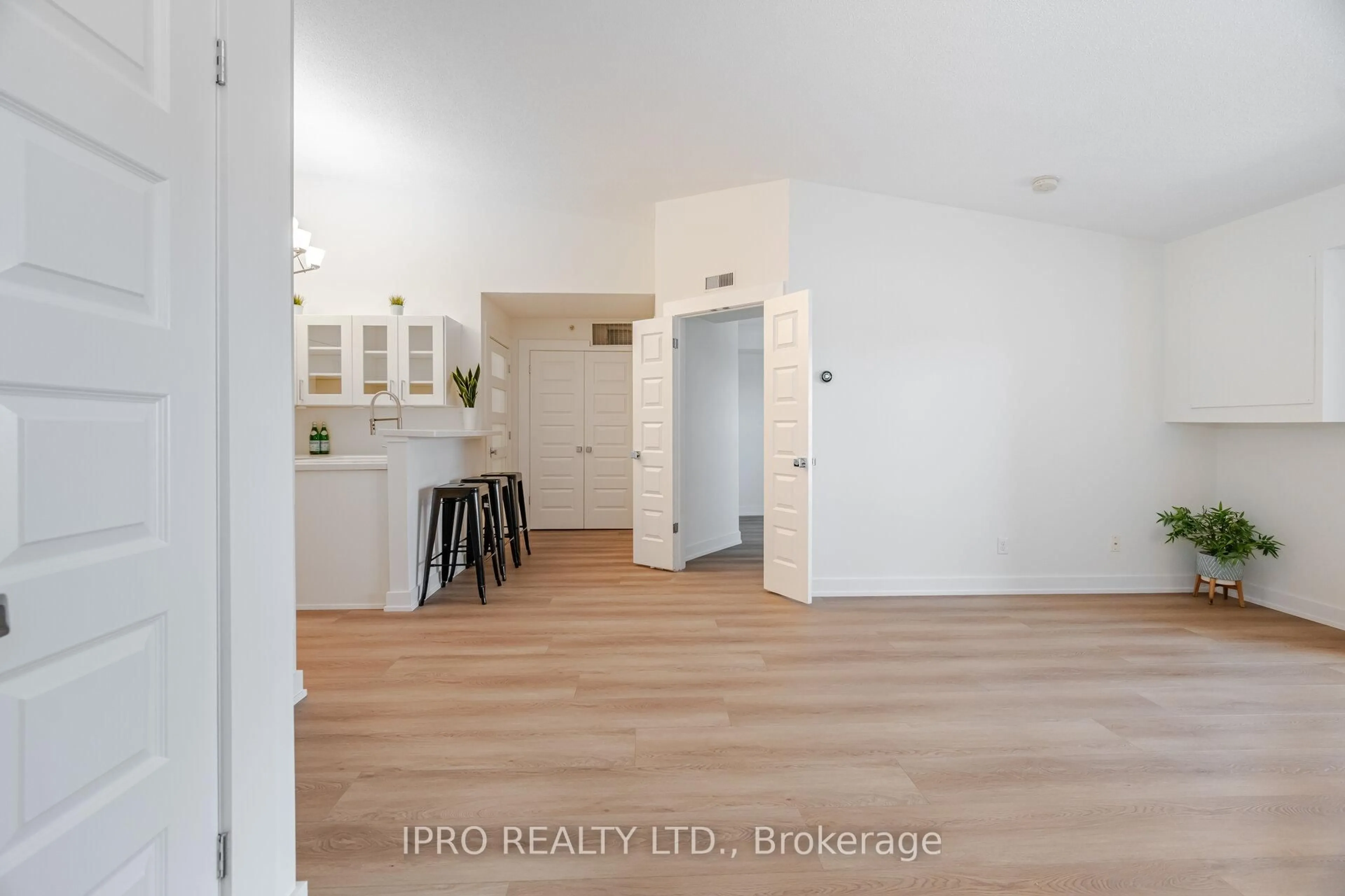 A pic of a room for 1411 Walker's Line #406, Burlington Ontario L7M 4P5