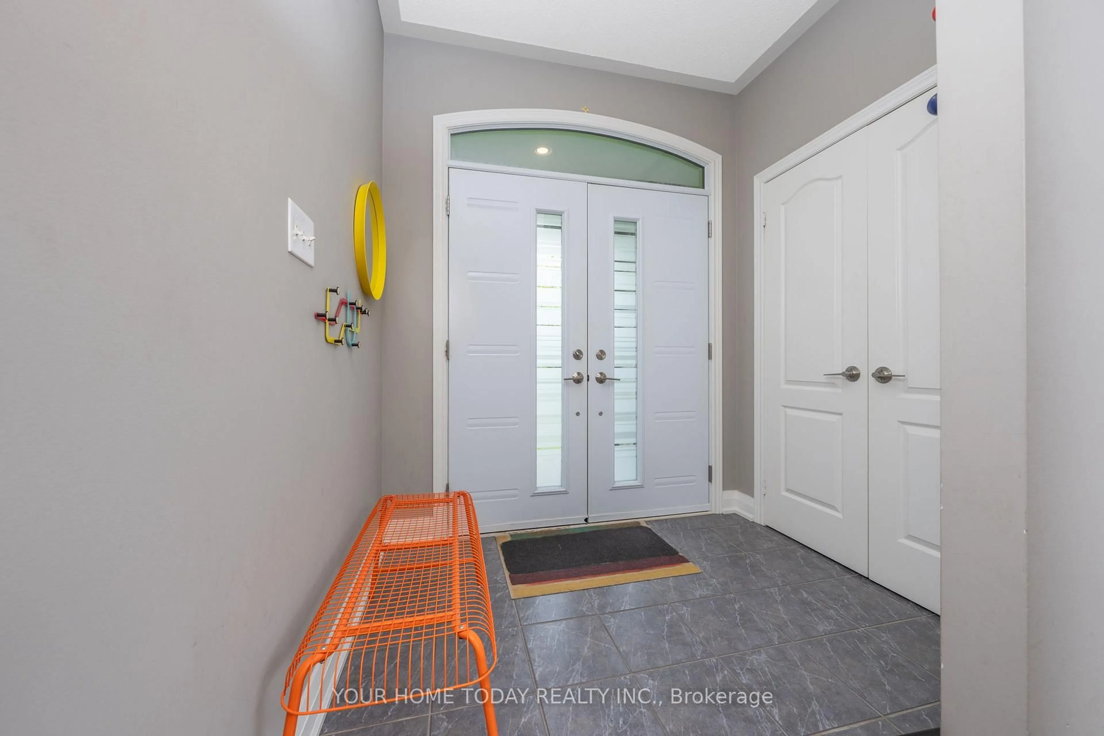 Indoor entryway for 6 Stonebrook Cres, Halton Hills Ontario L7G 6E4