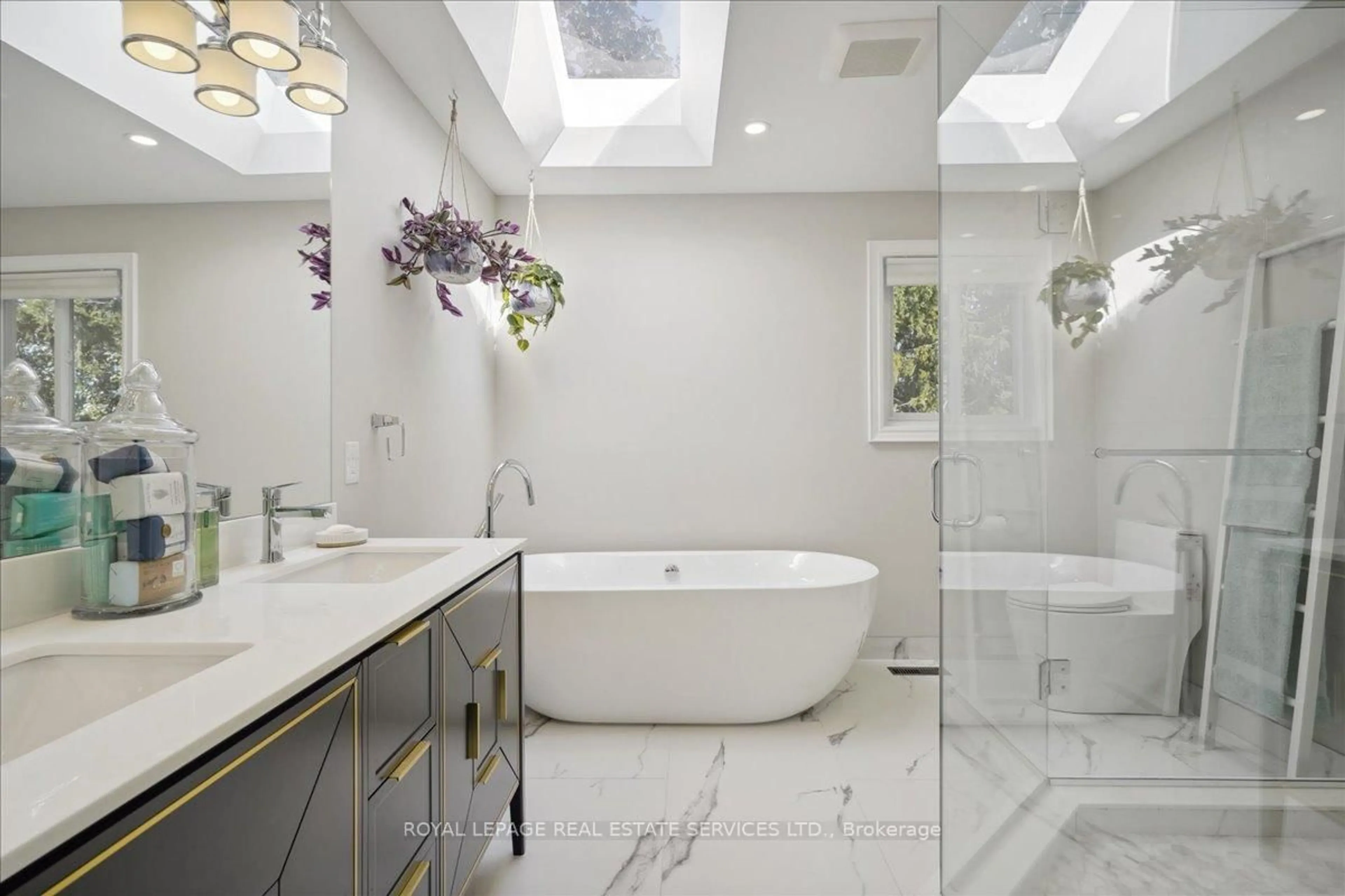 Contemporary bathroom, ceramic/tile floor for 1141 Vicki Lane, Mississauga Ontario L5C 2X9