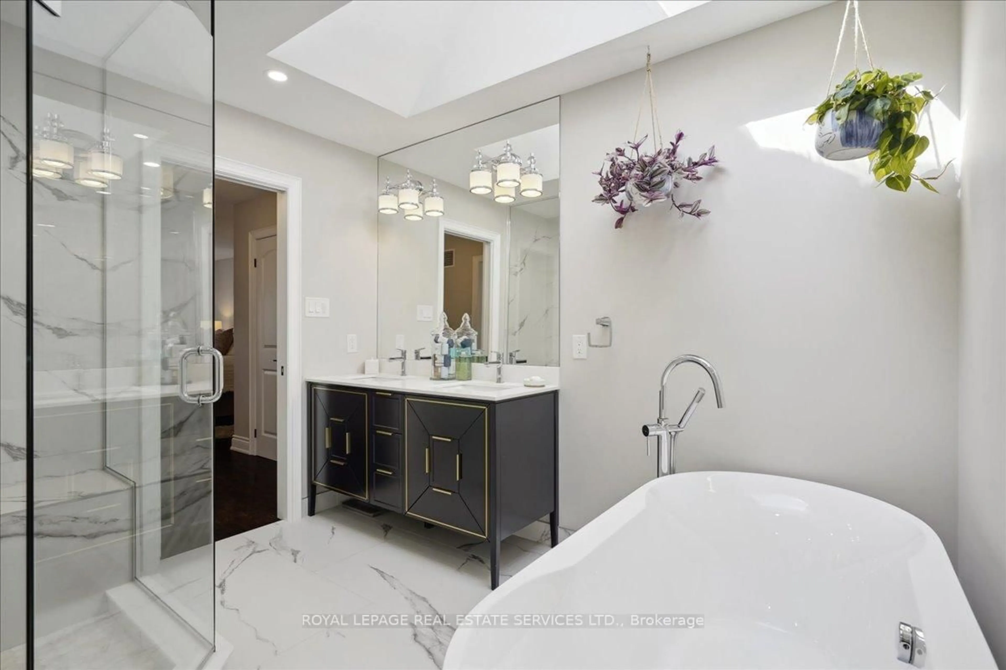 Contemporary bathroom, ceramic/tile floor for 1141 Vicki Lane, Mississauga Ontario L5C 2X9