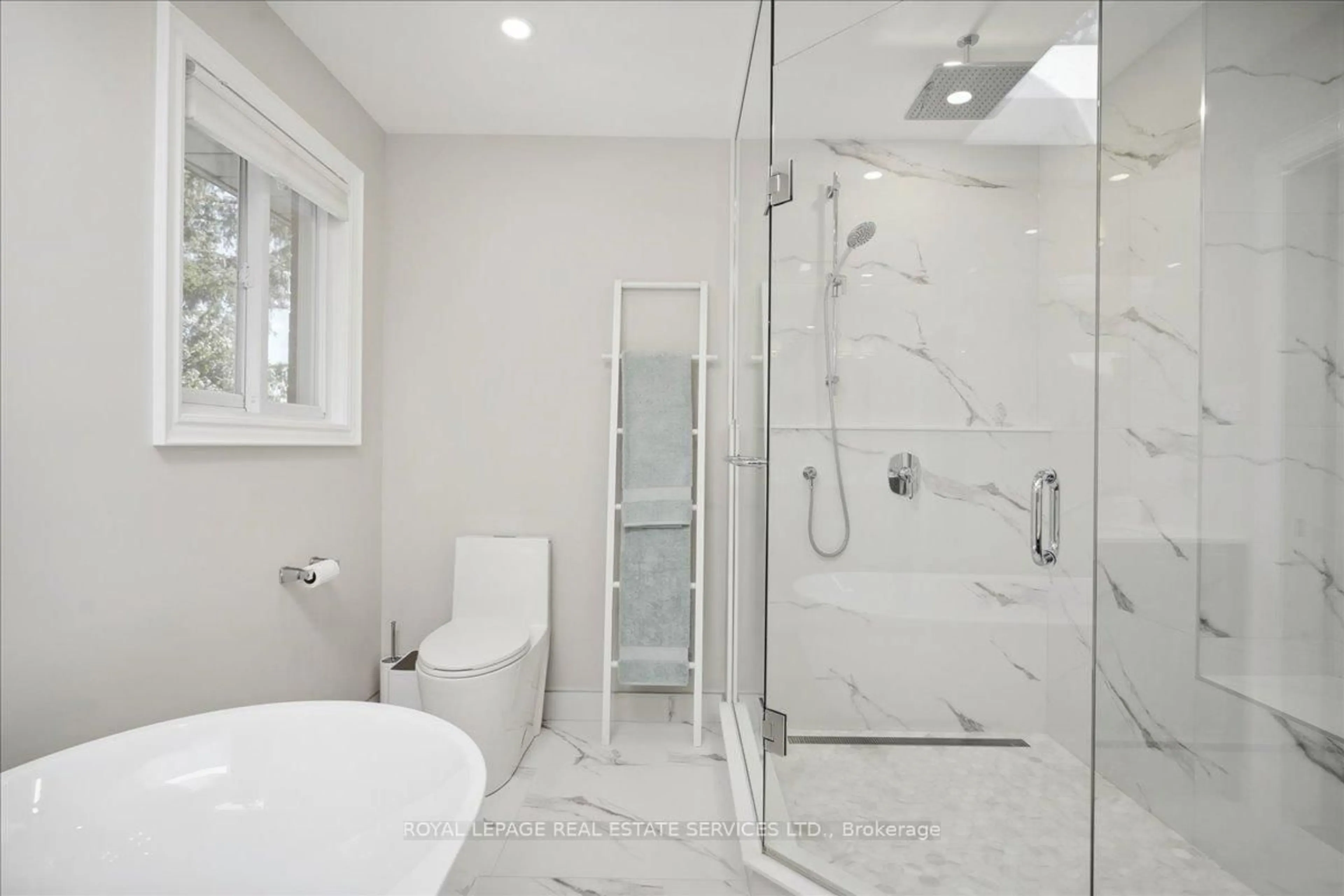 Contemporary bathroom, ceramic/tile floor for 1141 Vicki Lane, Mississauga Ontario L5C 2X9