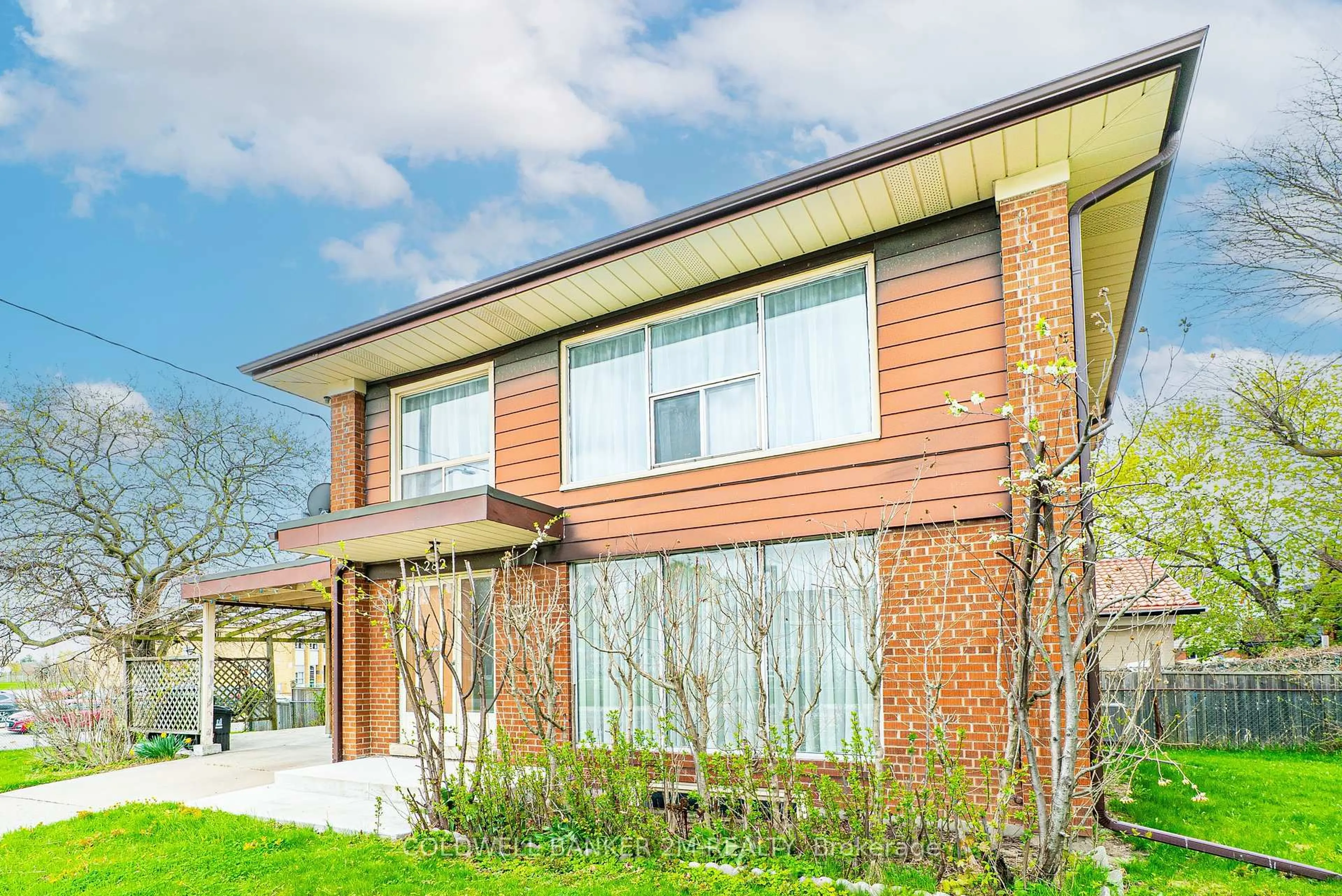 Home with brick exterior material, building for 282 The East Mall, Toronto Ontario M9B 3Z3