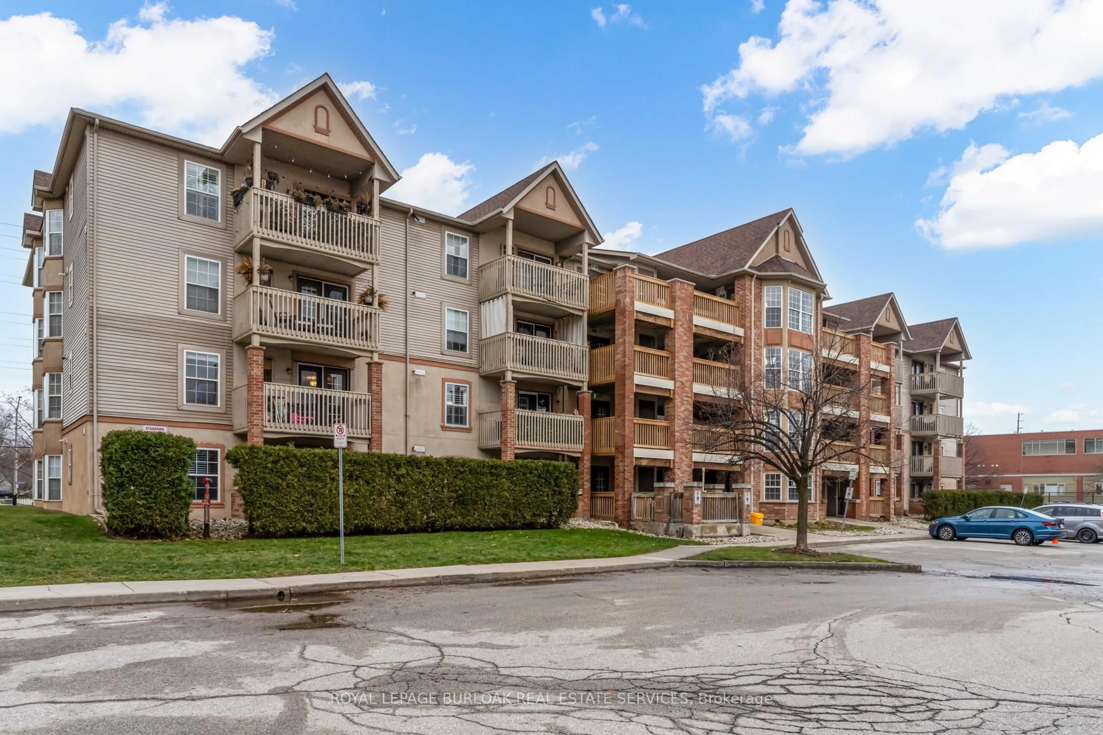 A pic from outside/outdoor area/front of a property/back of a property/a pic from drone, unknown for 4003 Kilmer Dr #403, Burlington Ontario L7M 4M1