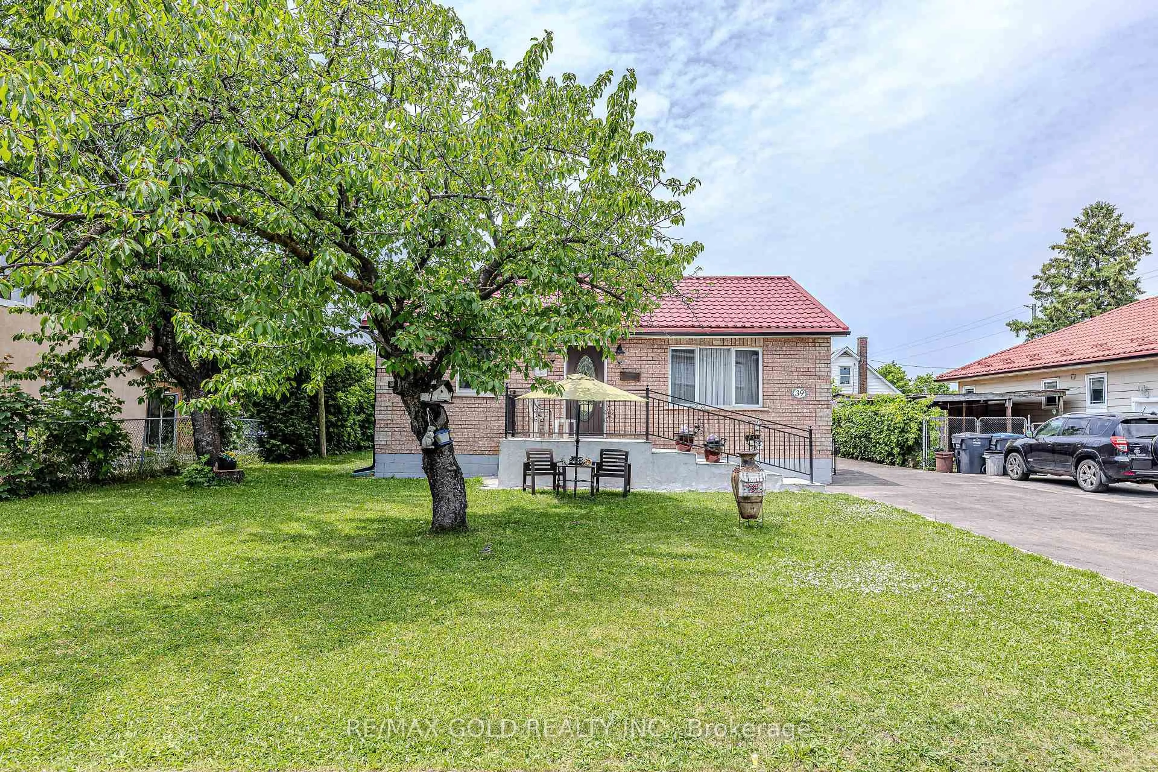 A pic from outside/outdoor area/front of a property/back of a property/a pic from drone, street for 39 Harrow St, Mississauga Ontario L4T 1J6