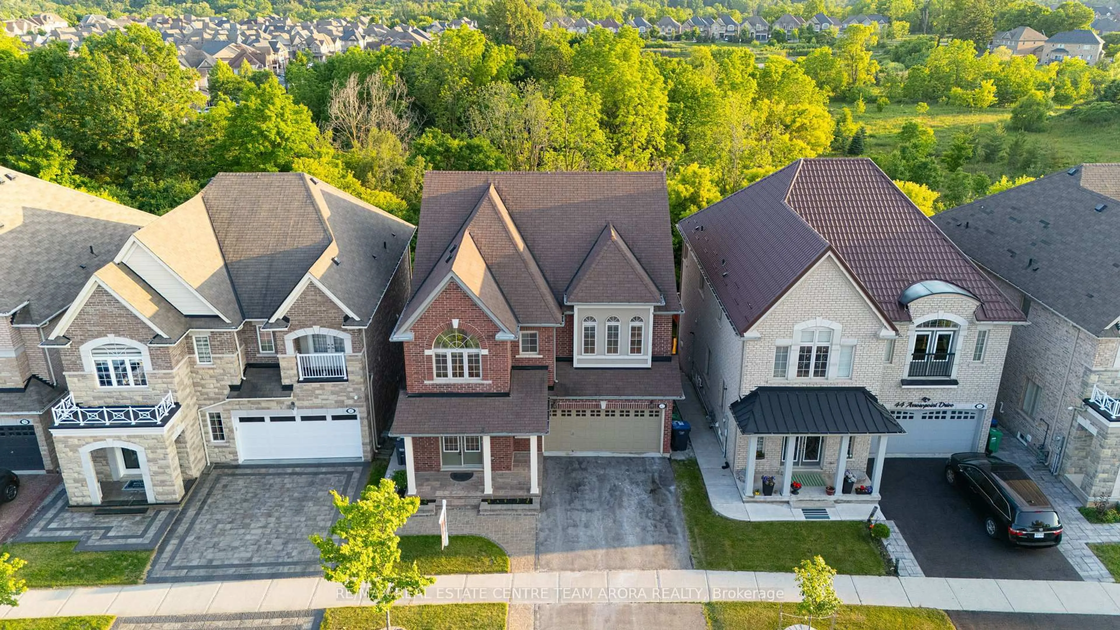 A pic from outside/outdoor area/front of a property/back of a property/a pic from drone, street for 42 Arrowpoint Dr, Brampton Ontario L6Y 0Y8