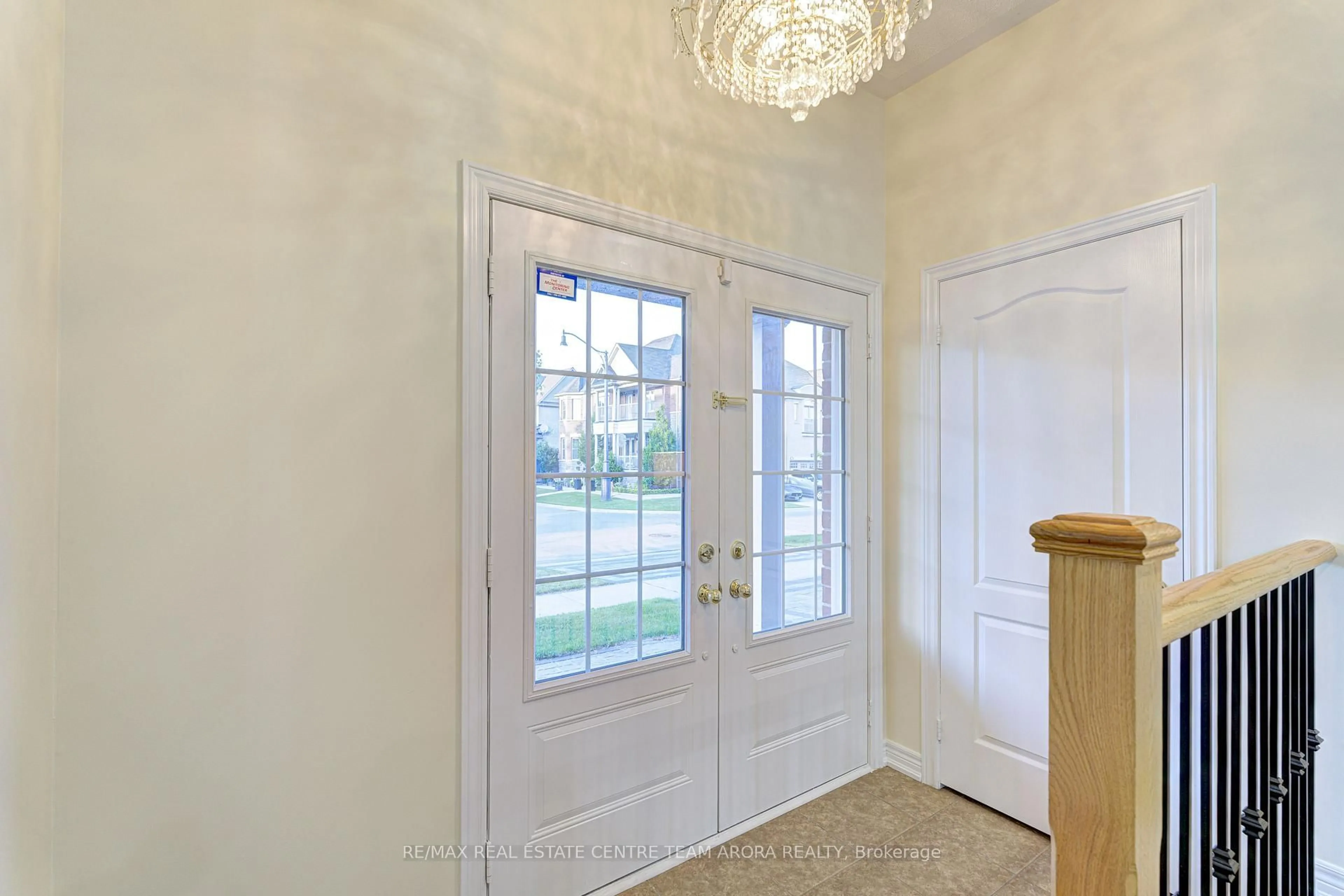 Indoor entryway for 42 Arrowpoint Dr, Brampton Ontario L6Y 0Y8