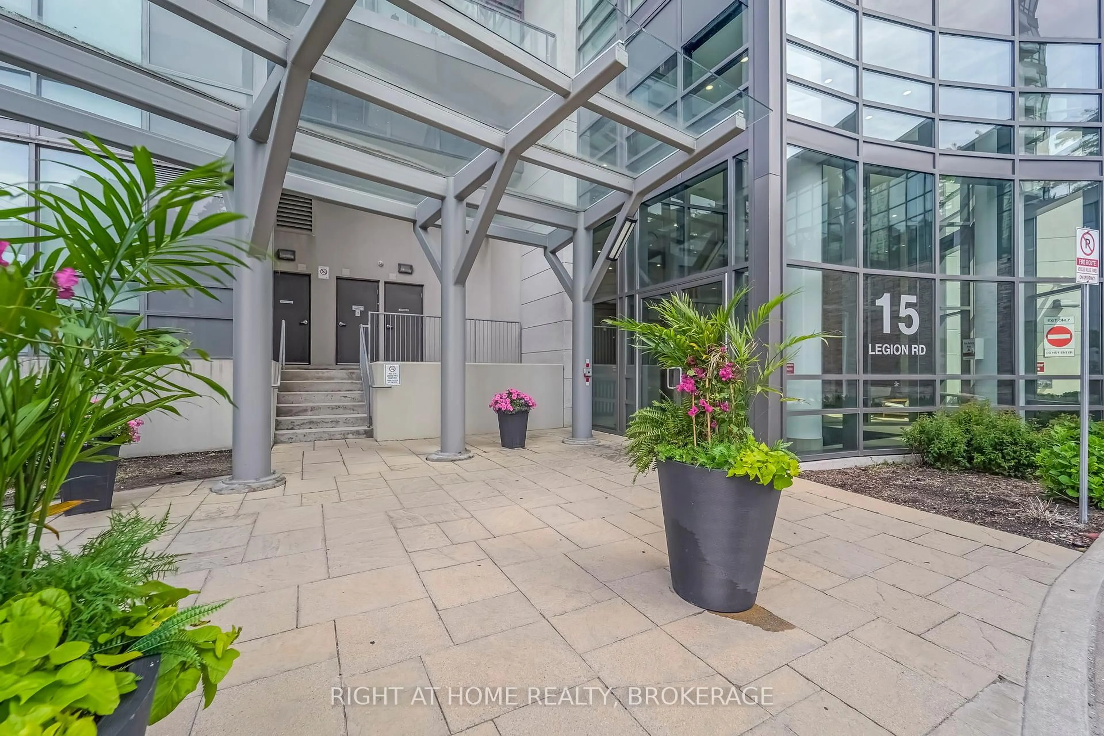 Indoor foyer for 15 Legion Rd #2005, Toronto Ontario M8V 0A9