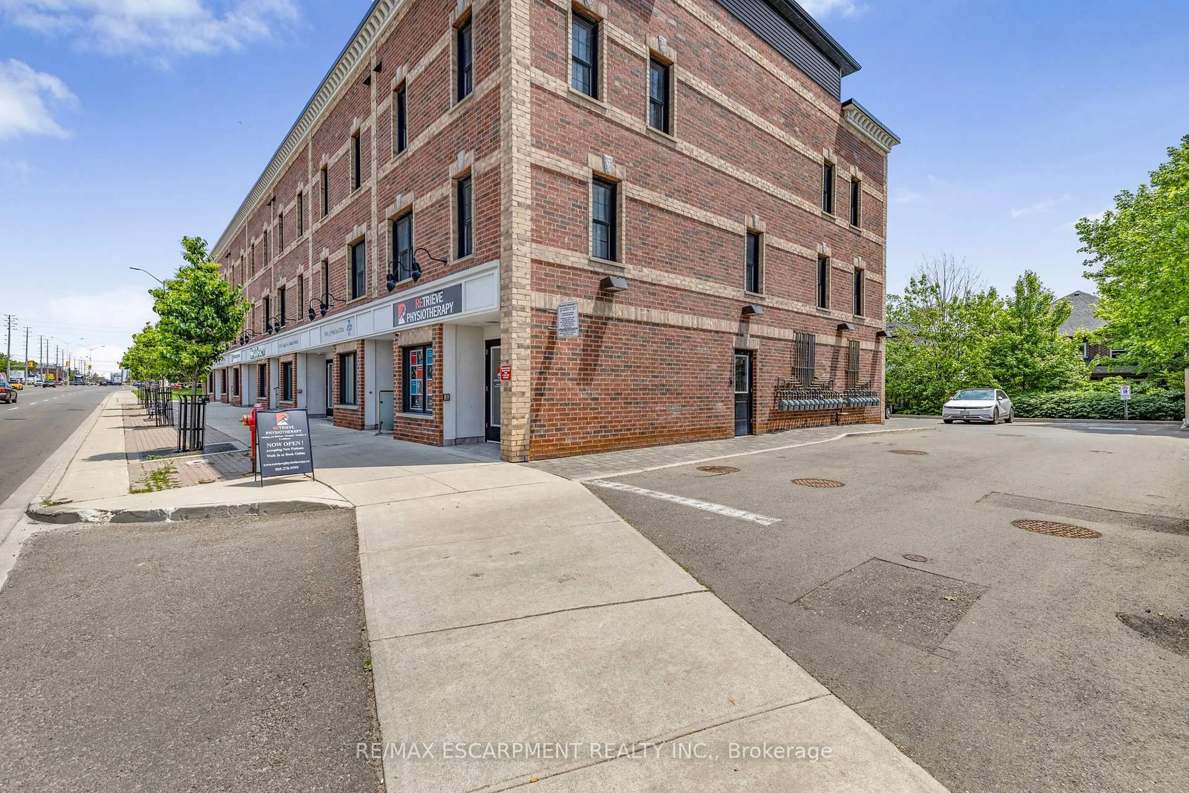 A pic from outside/outdoor area/front of a property/back of a property/a pic from drone, building for 760 Lakeshore Rd #206, Mississauga Ontario L5E 1C7