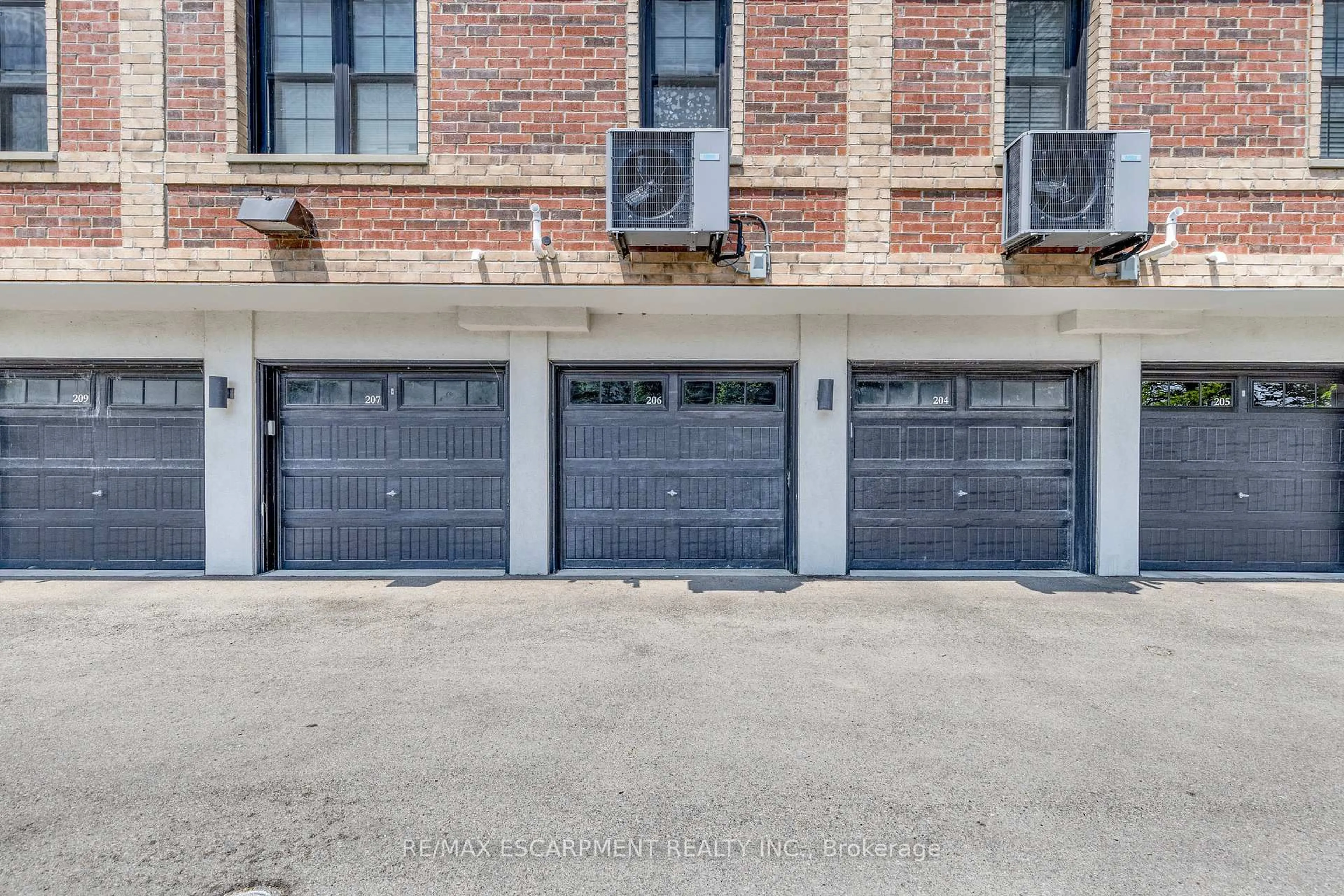 Indoor garage for 760 Lakeshore Rd #206, Mississauga Ontario L5E 1C7