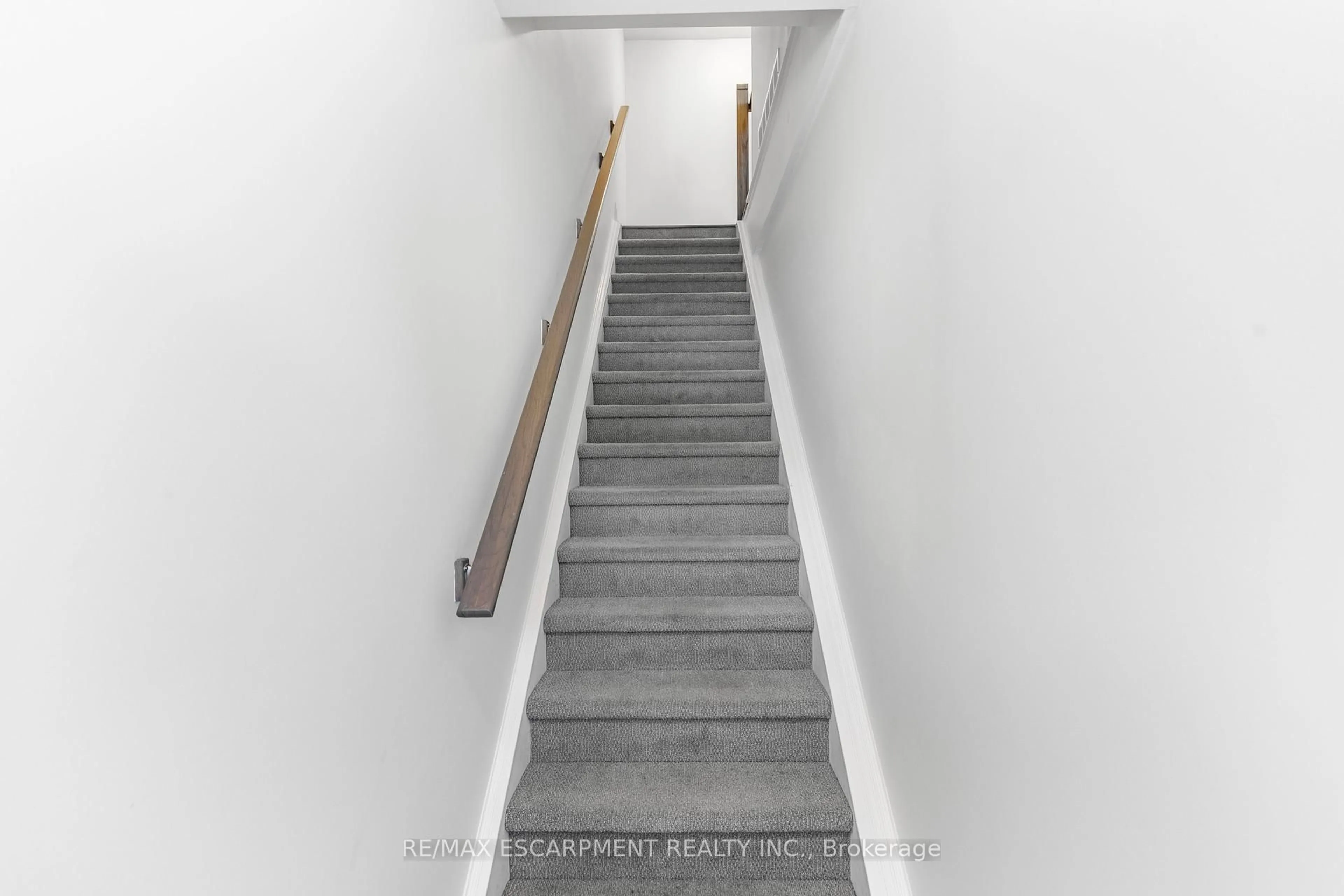 Stairs for 760 Lakeshore Rd #206, Mississauga Ontario L5E 1C7
