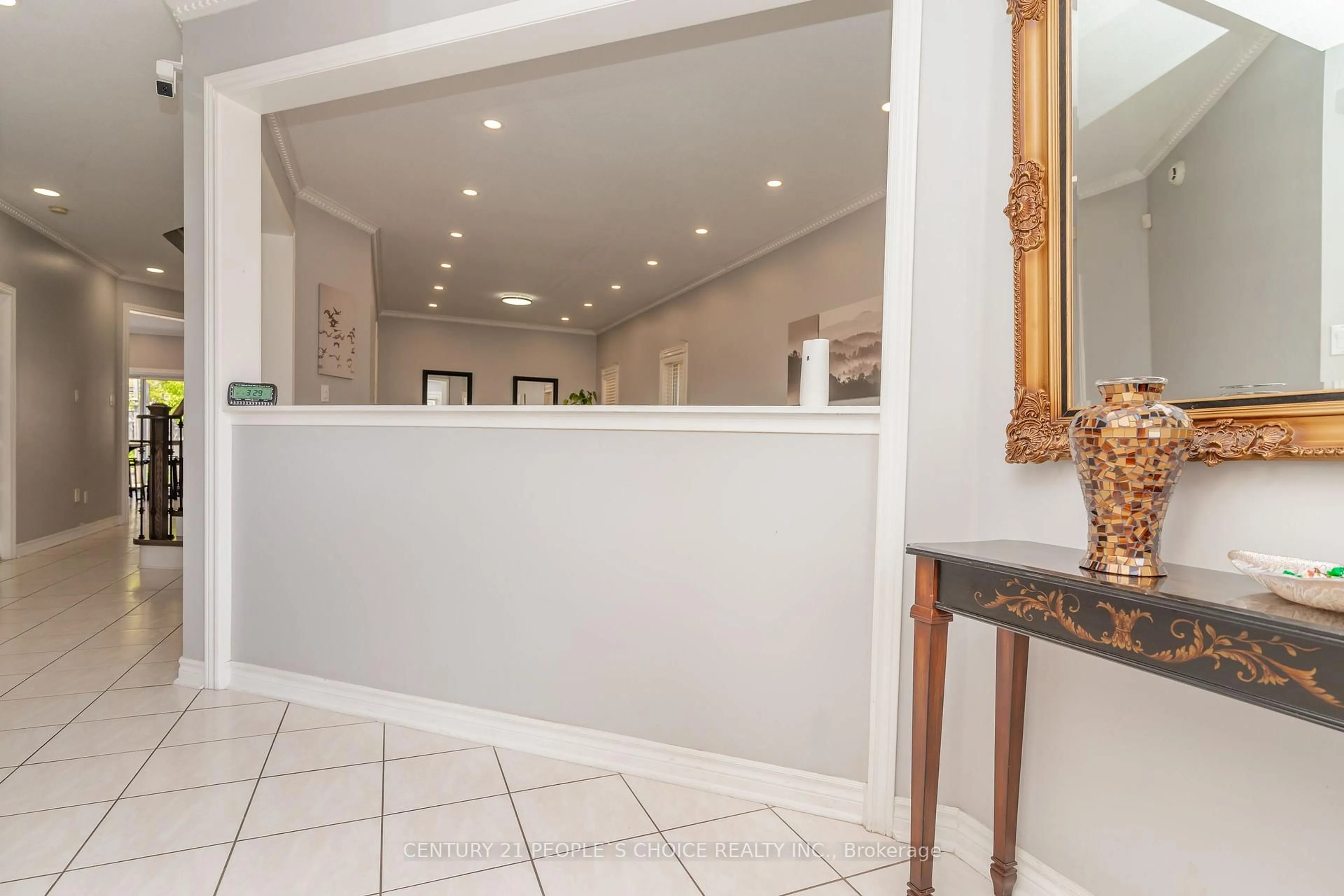 Indoor foyer for 225 Drinkwater Rd, Brampton Ontario L6Y 4S8
