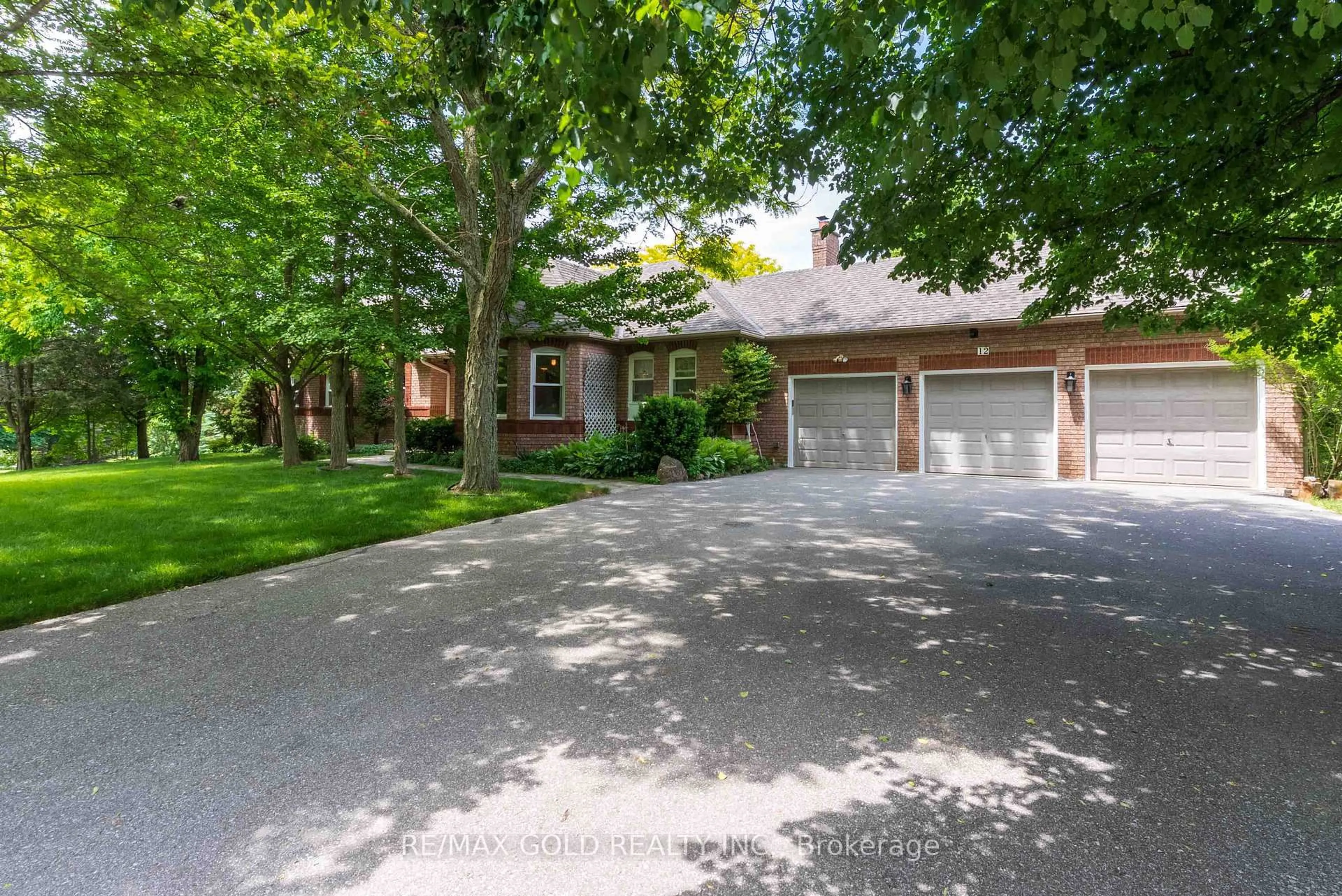 A pic from outside/outdoor area/front of a property/back of a property/a pic from drone, street for 12 Golfdale Crt, Caledon Ontario L7E 0B3