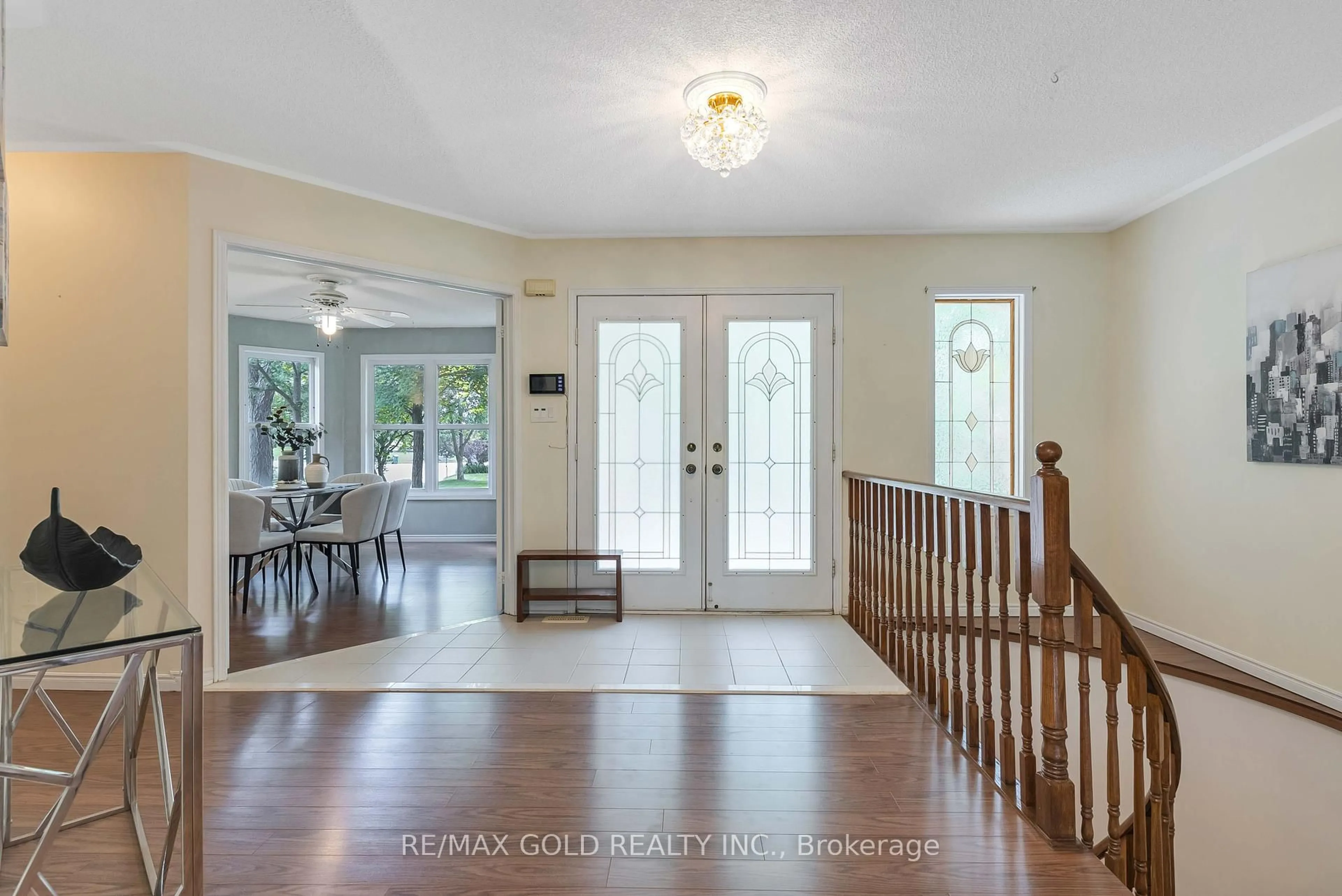 Indoor entryway for 12 Golfdale Crt, Caledon Ontario L7E 0B3