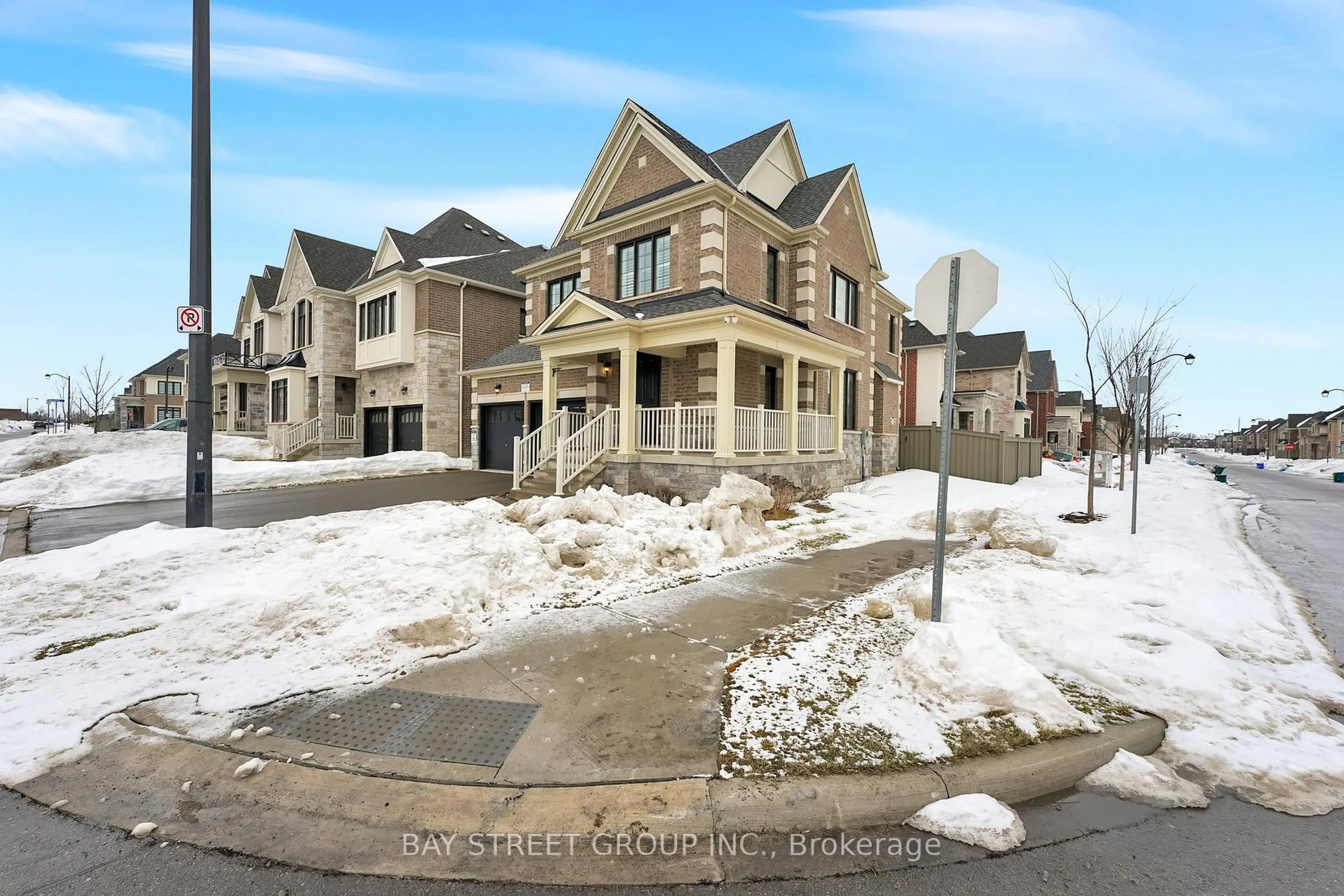 A pic from outside/outdoor area/front of a property/back of a property/a pic from drone, street for 1275 Raspberry Terr, Milton Ontario L9T 2X5