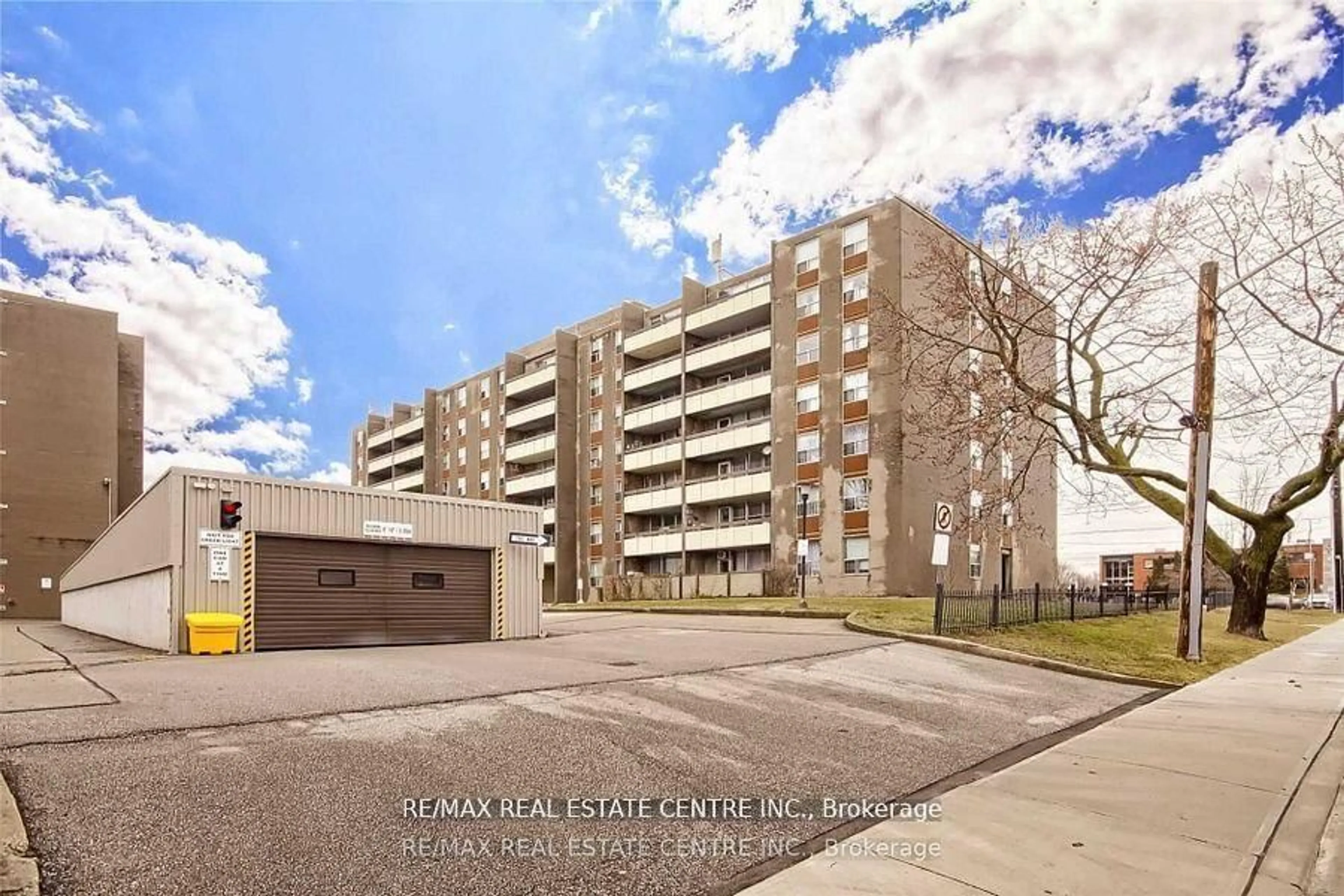 A pic from outside/outdoor area/front of a property/back of a property/a pic from drone, building for 3621 Lakeshore Blvd #504, Toronto Ontario M8W 4W1
