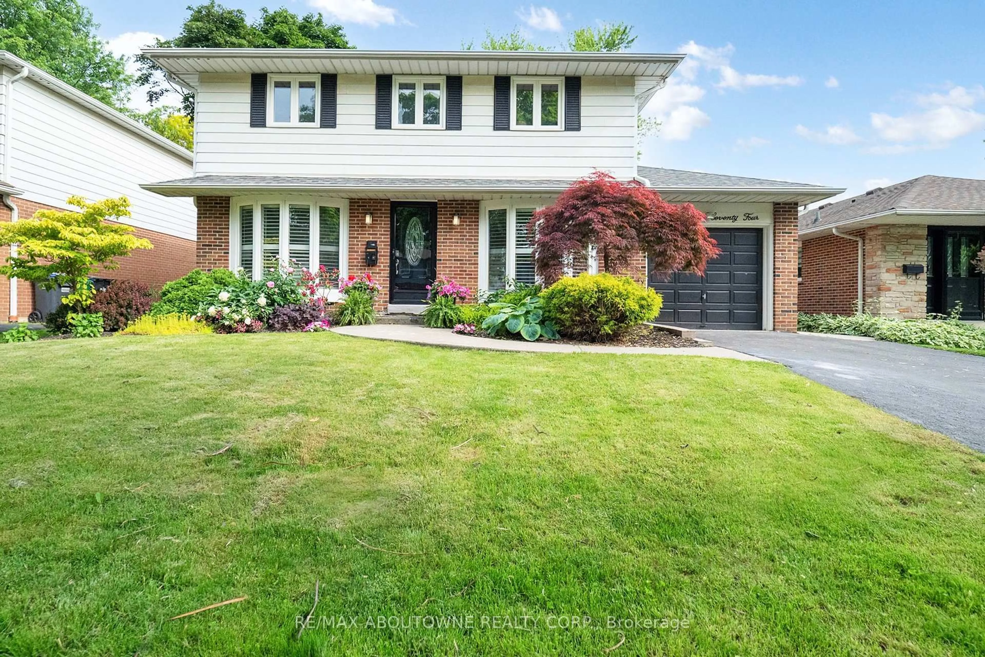 Home with brick exterior material, street for 2374 Woking Cres, Mississauga Ontario L5K 1Z7