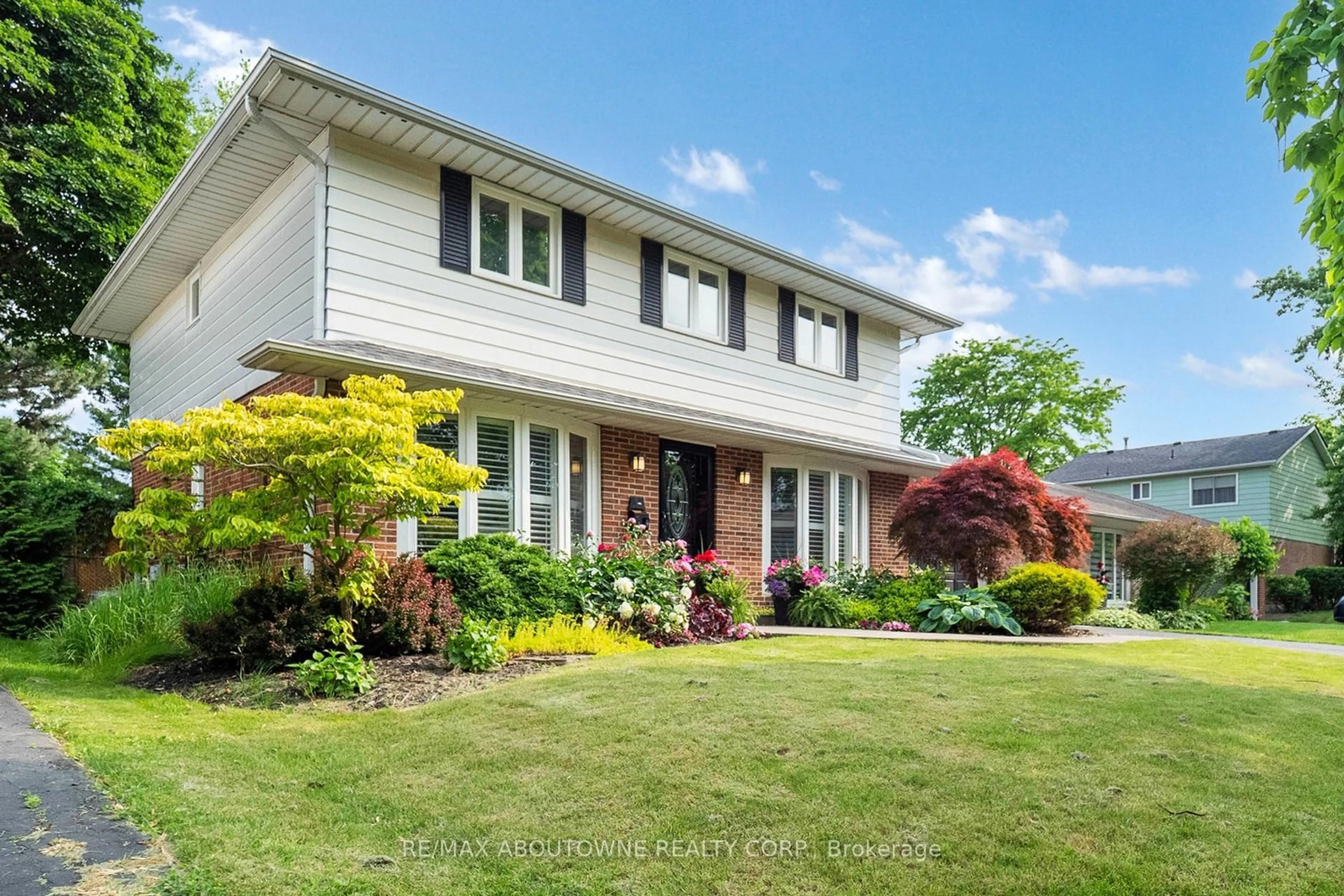 Home with vinyl exterior material, street for 2374 Woking Cres, Mississauga Ontario L5K 1Z7