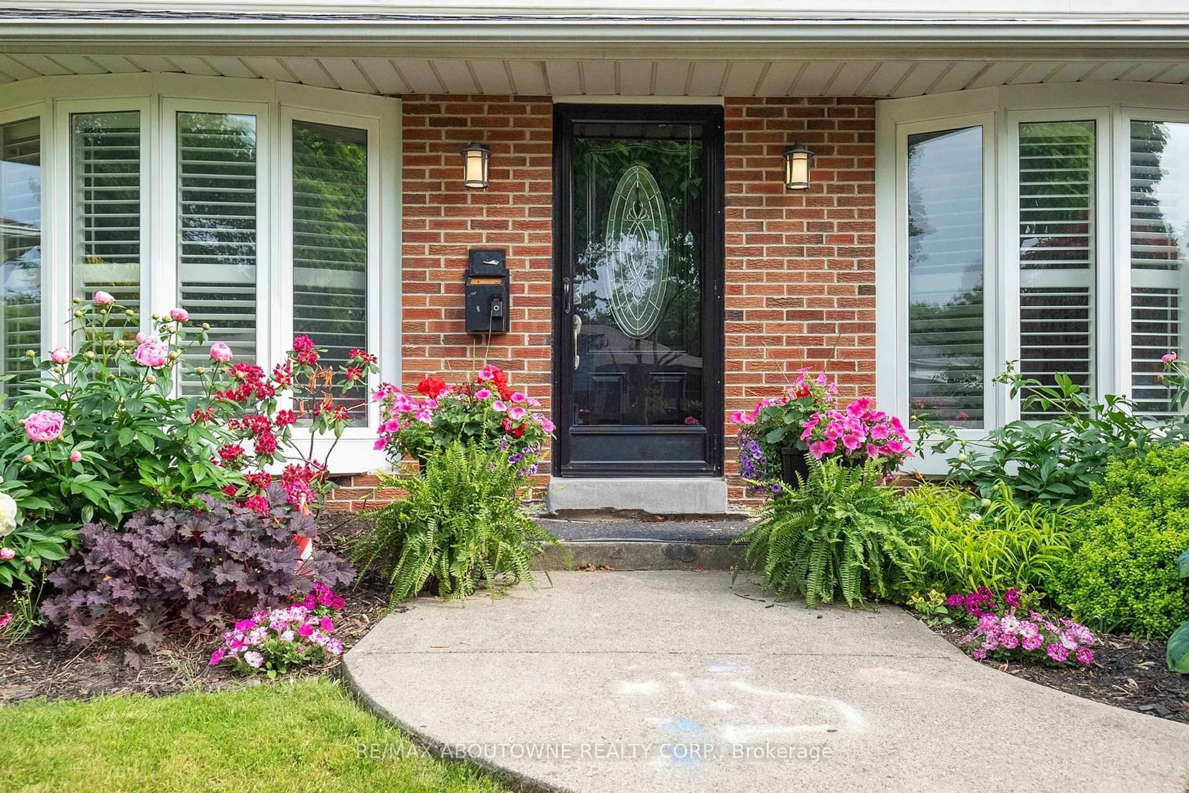 Indoor entryway for 2374 Woking Cres, Mississauga Ontario L5K 1Z7