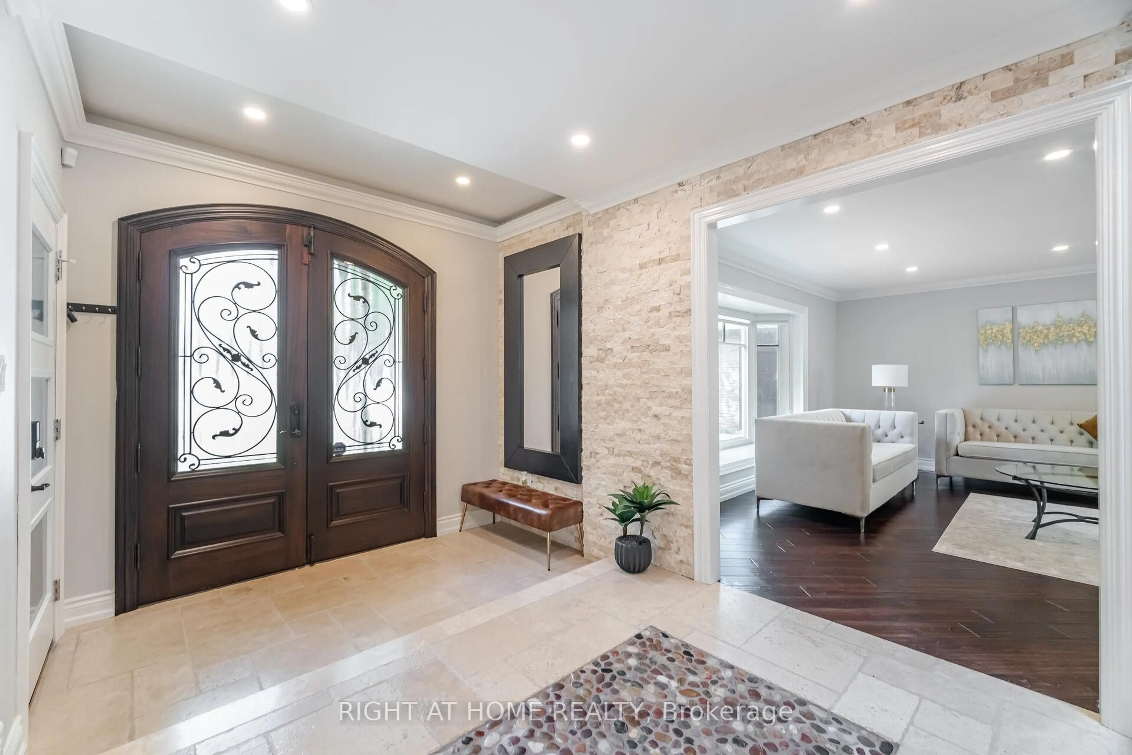 Indoor entryway for 2579 Kenna Crt, Mississauga Ontario L5K 2K4