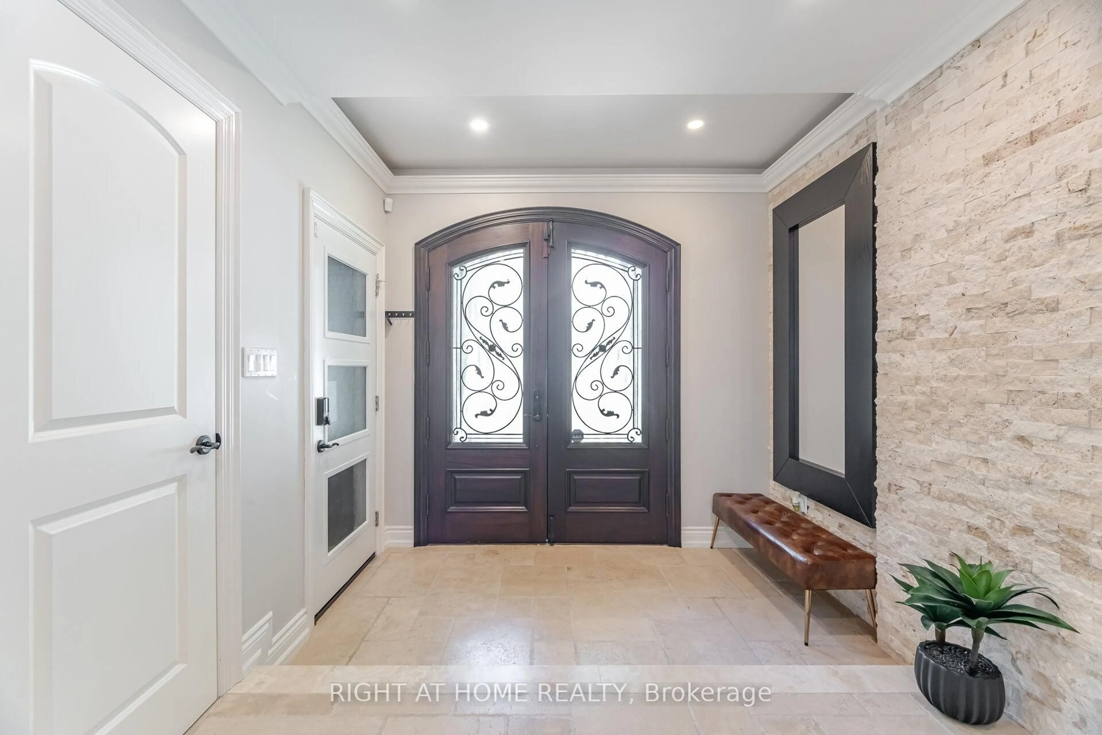 Indoor entryway for 2579 Kenna Crt, Mississauga Ontario L5K 2K4