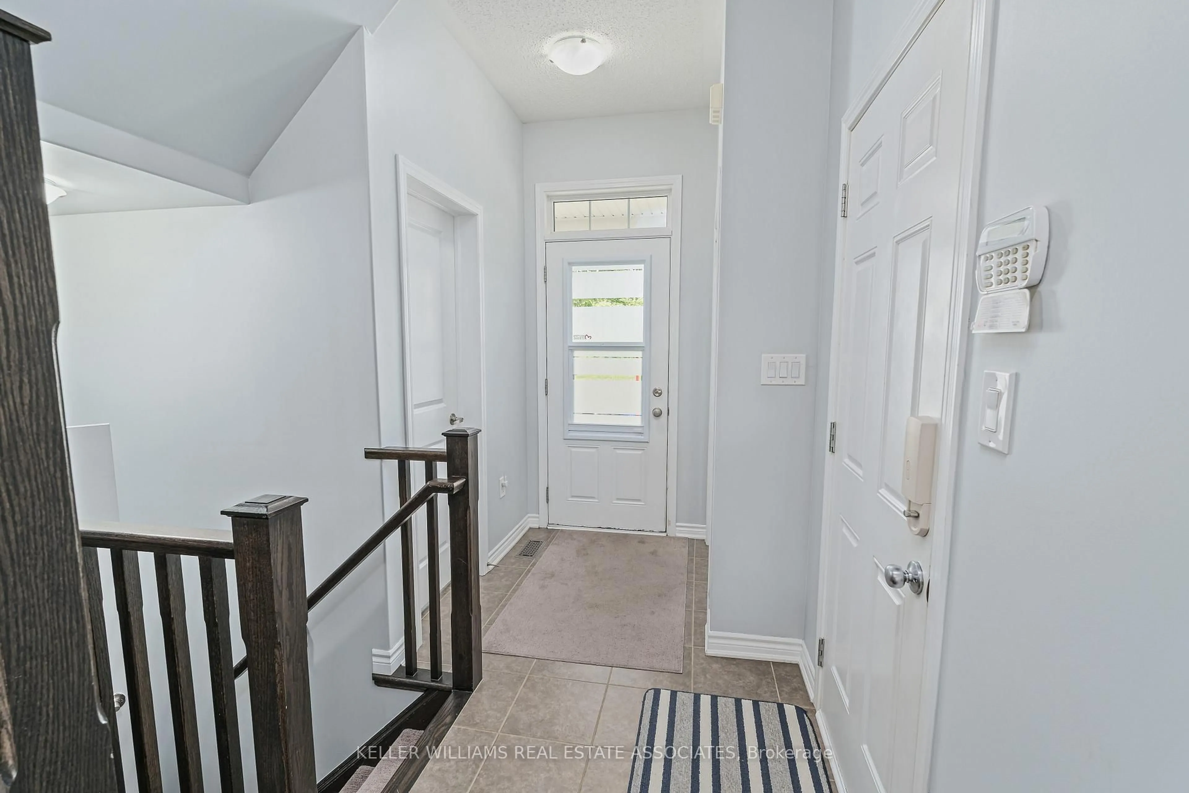 Indoor entryway for 44 Dredge Crt, Milton Ontario L9T 8T1