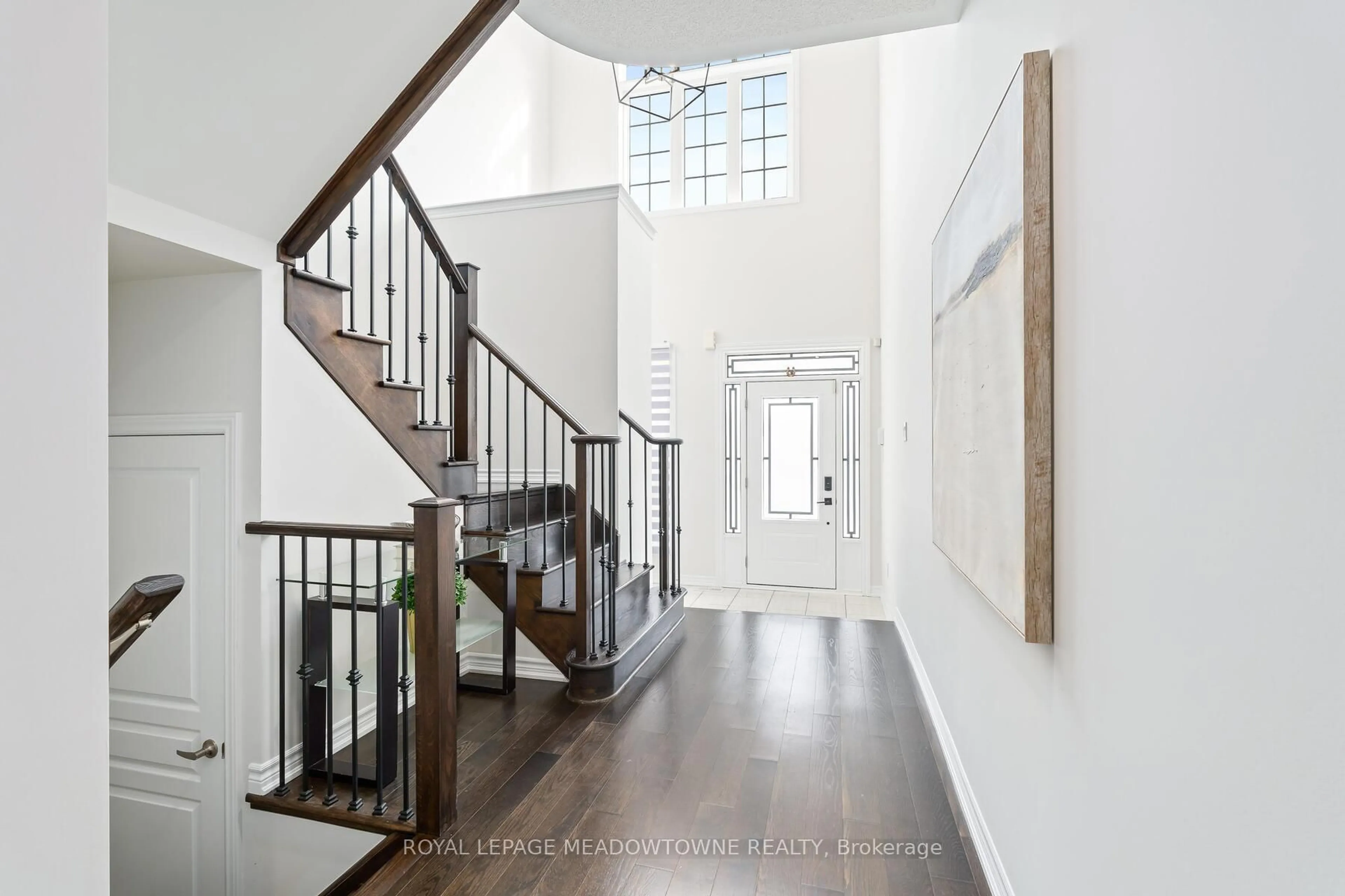Indoor entryway for 121 Upper Canada Crt, Halton Hills Ontario L7G 0L3