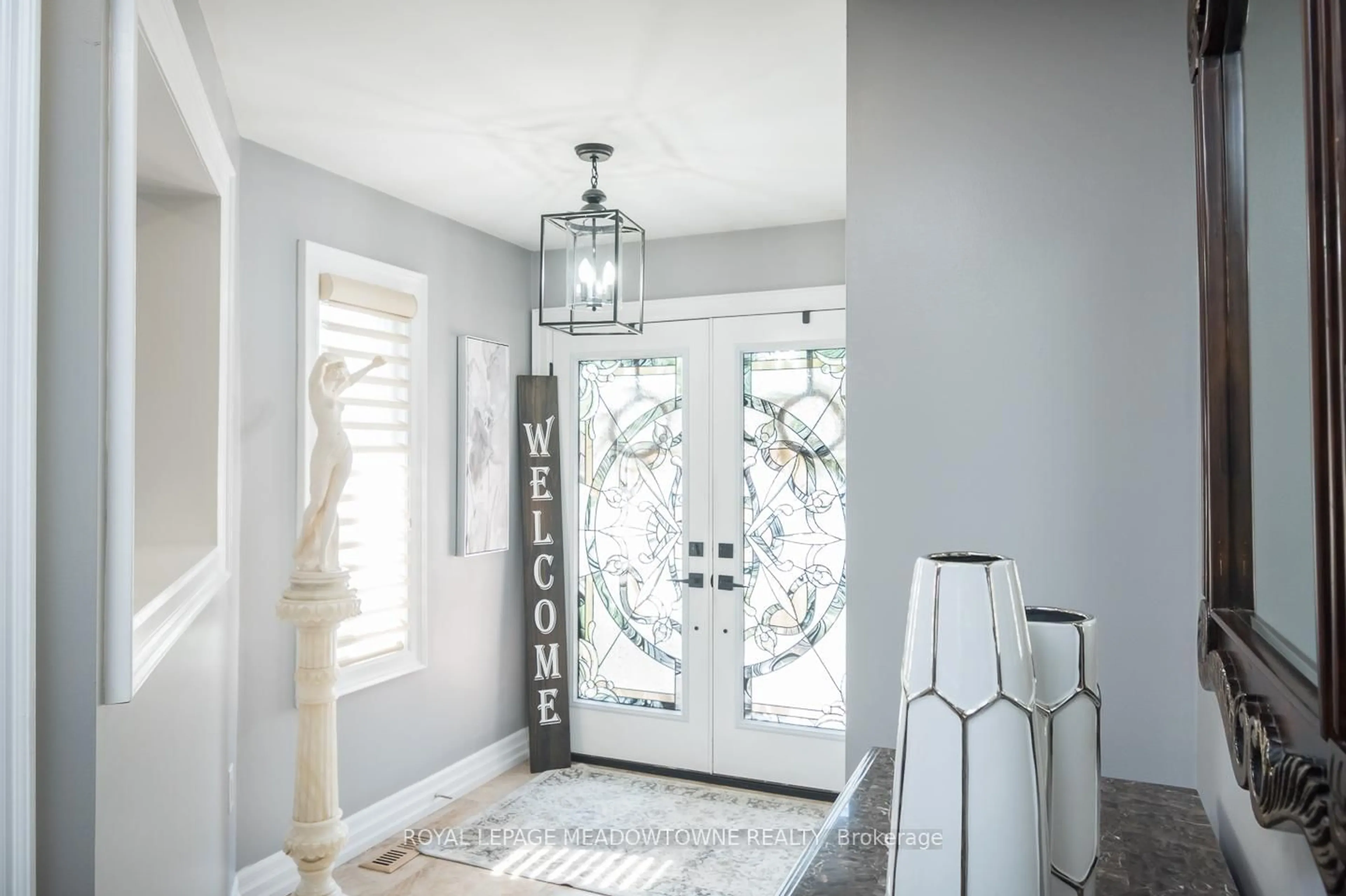 Indoor entryway for 5971 Grossbeak Dr, Mississauga Ontario L5N 6B3