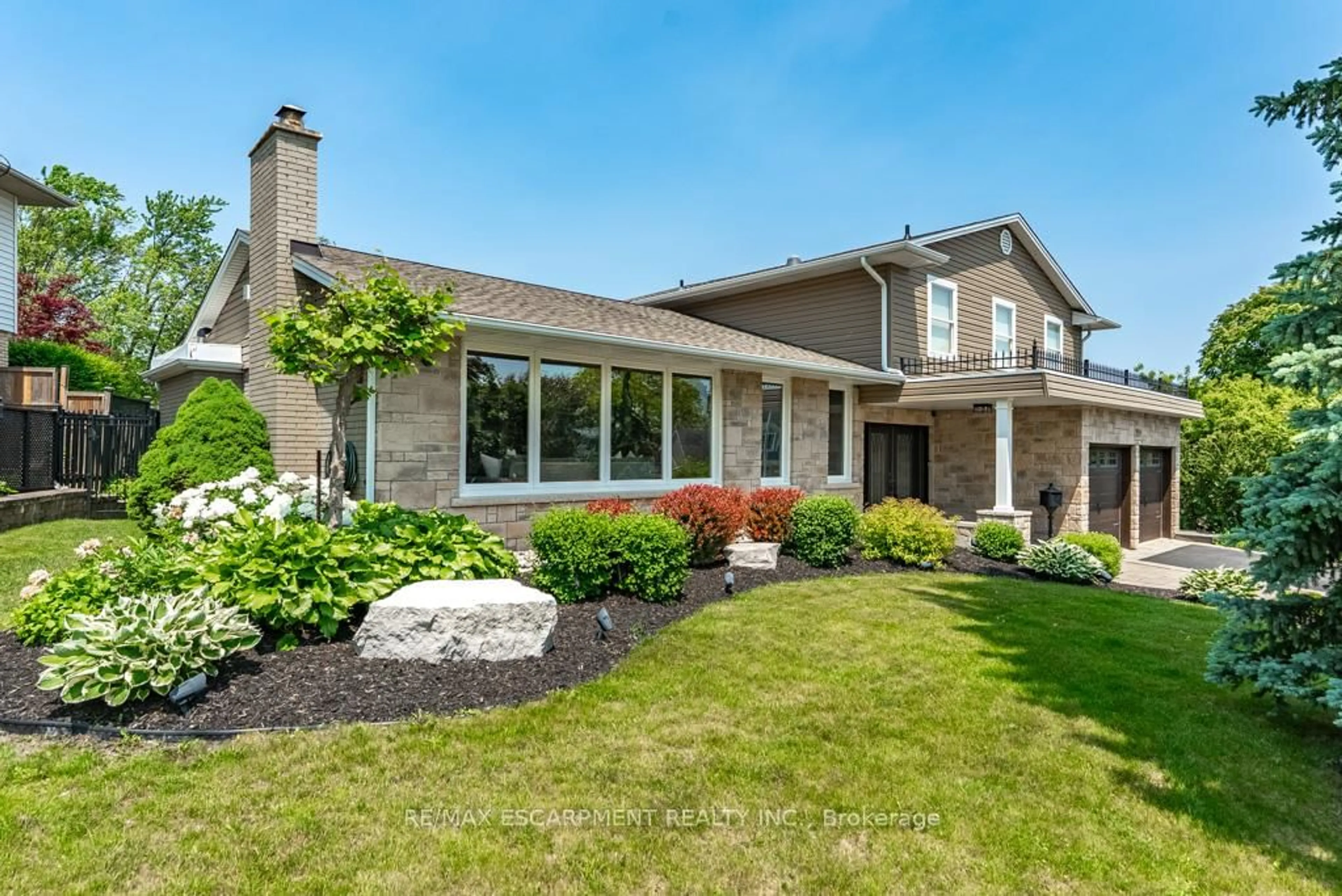 Home with brick exterior material, street for 2119 Agincourt Cres, Burlington Ontario L7P 1P3