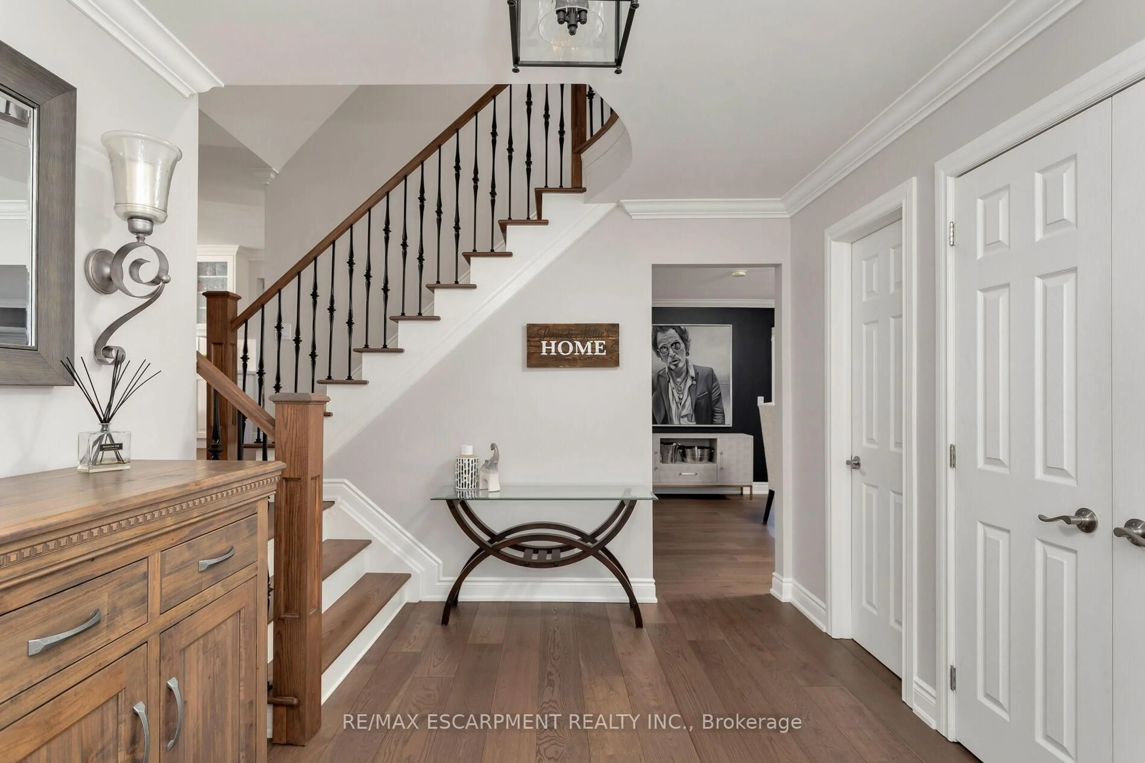 Indoor entryway for 2119 Agincourt Cres, Burlington Ontario L7P 1P3