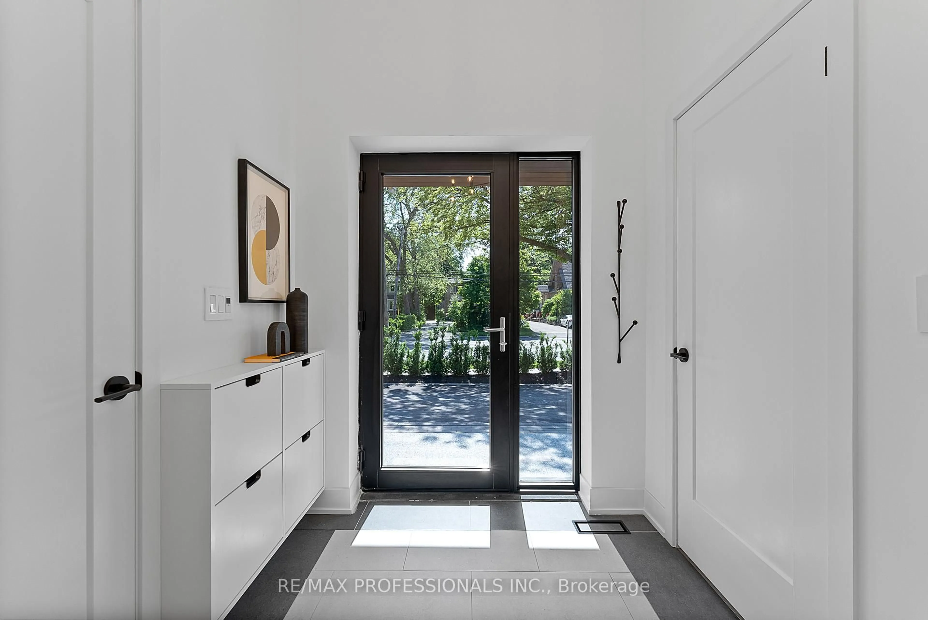 Indoor entryway for 1373 Islington Ave, Toronto Ontario M9A 3K5