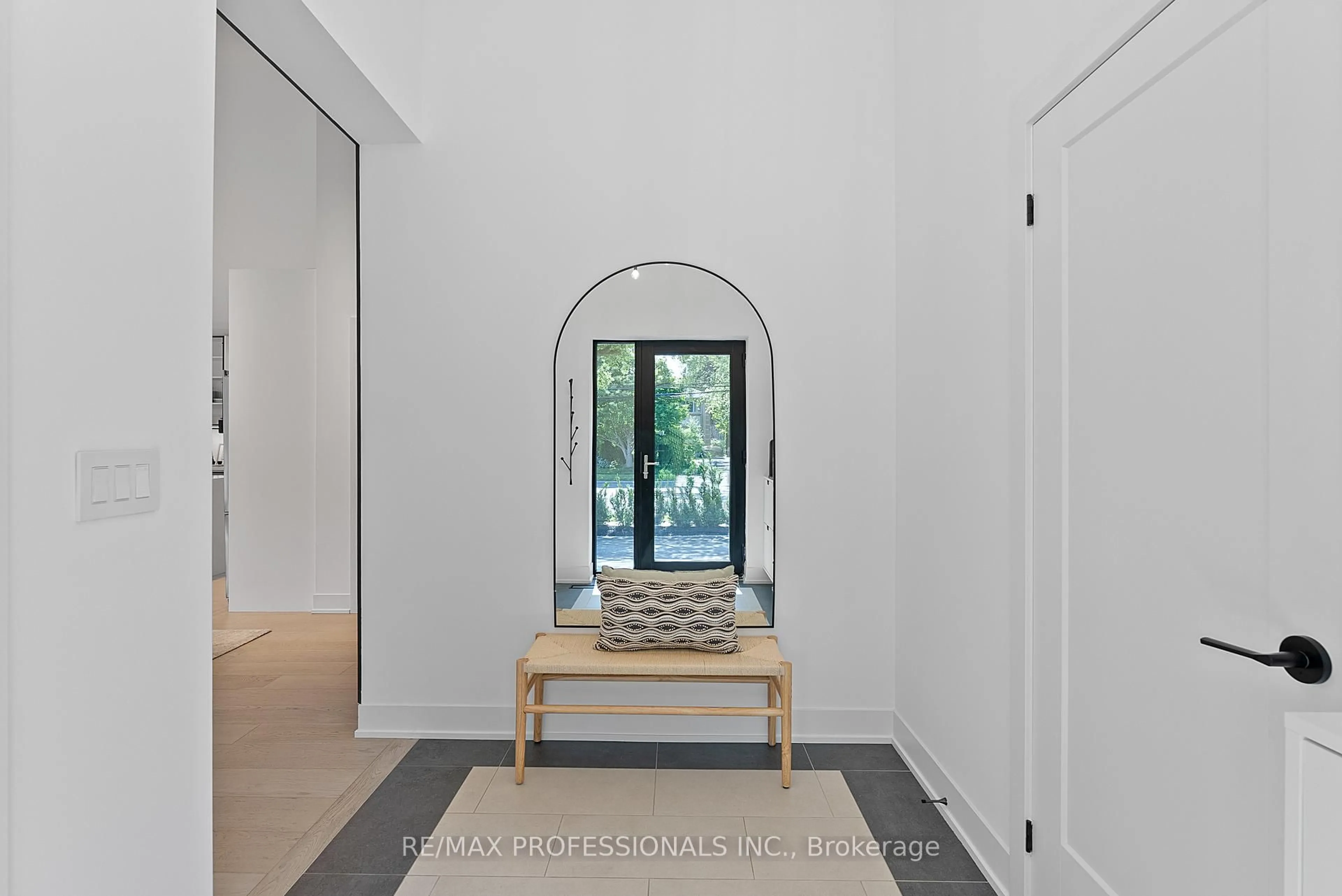 Indoor entryway for 1373 Islington Ave, Toronto Ontario M9A 3K5